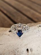 Bonito anillo de forma de tiara
