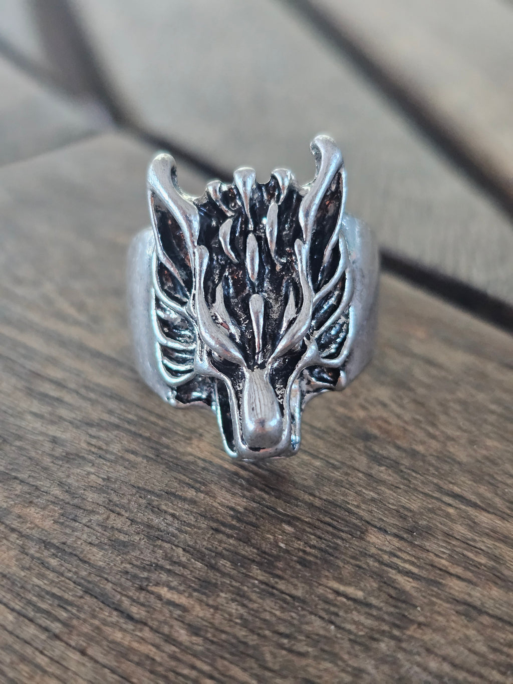 Cabeza de lobo en anillo