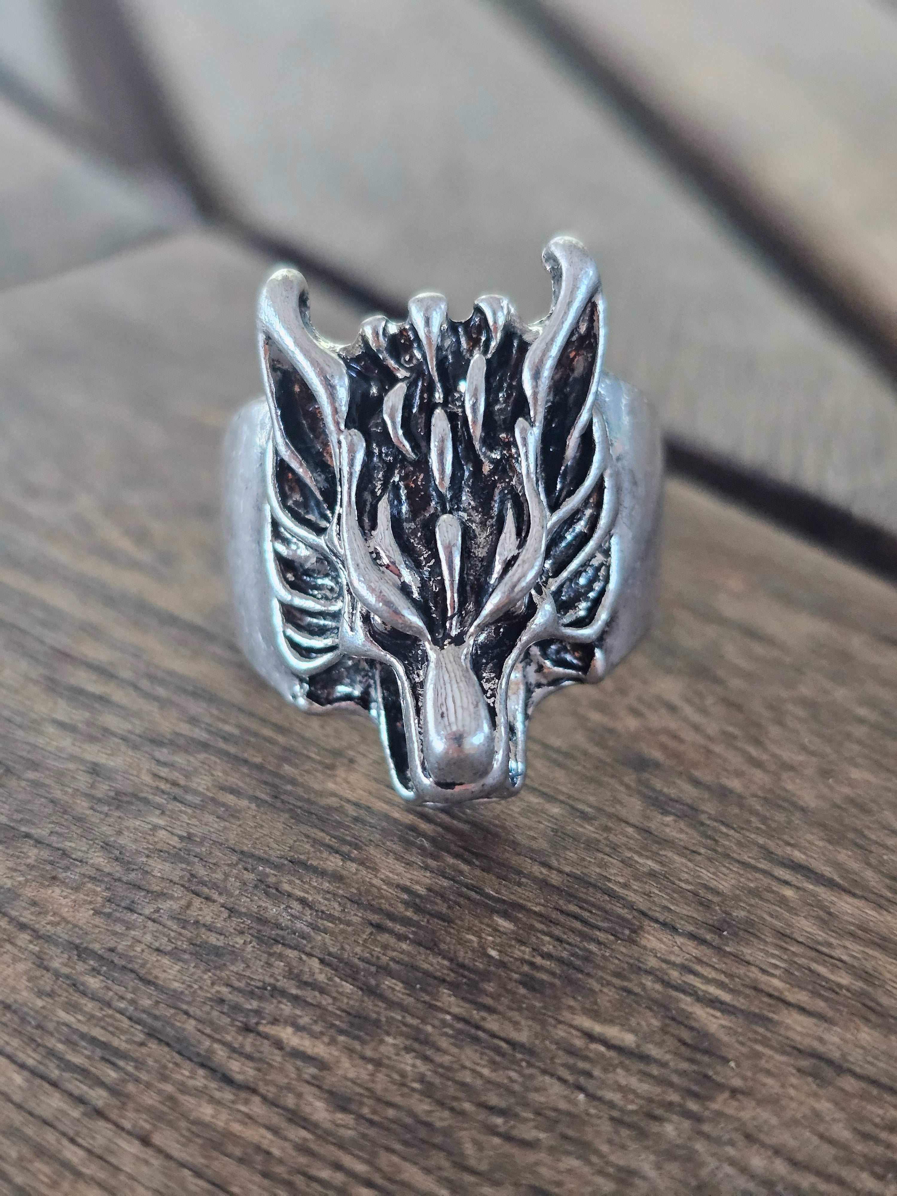 Cabeza de lobo en anillo