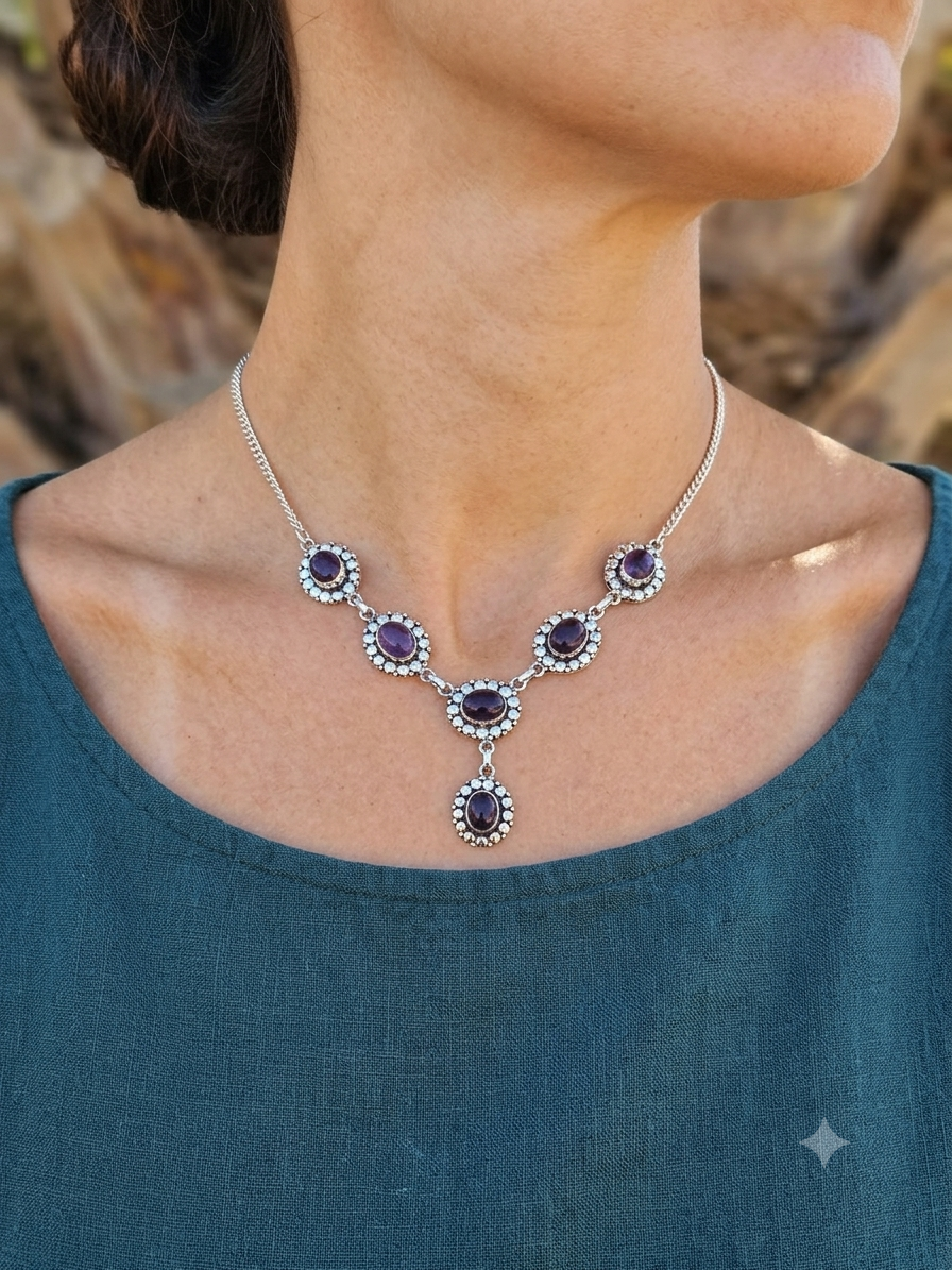 Lindo collar púrpura para cualquier ocasión