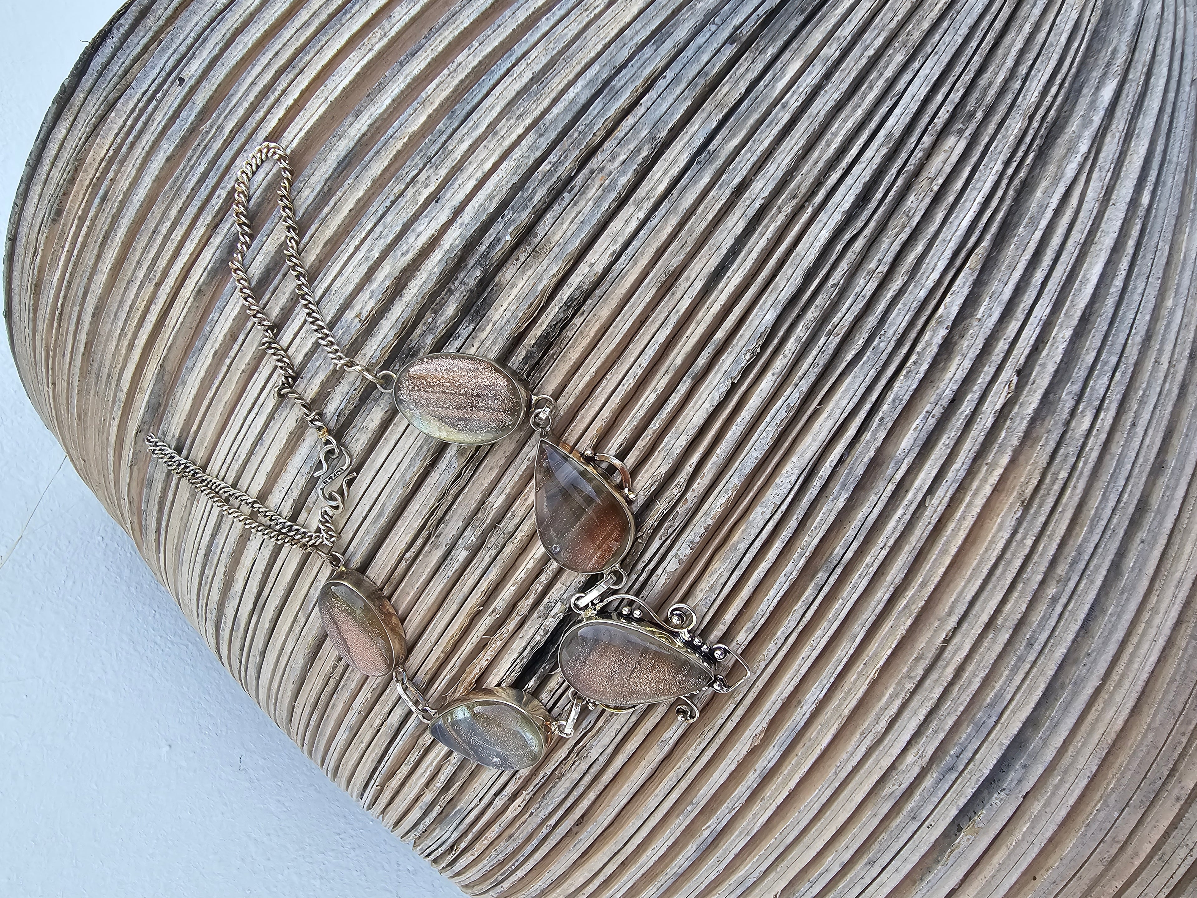 Collar brillante con detalles
