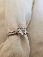 Anillo clásico con cristales