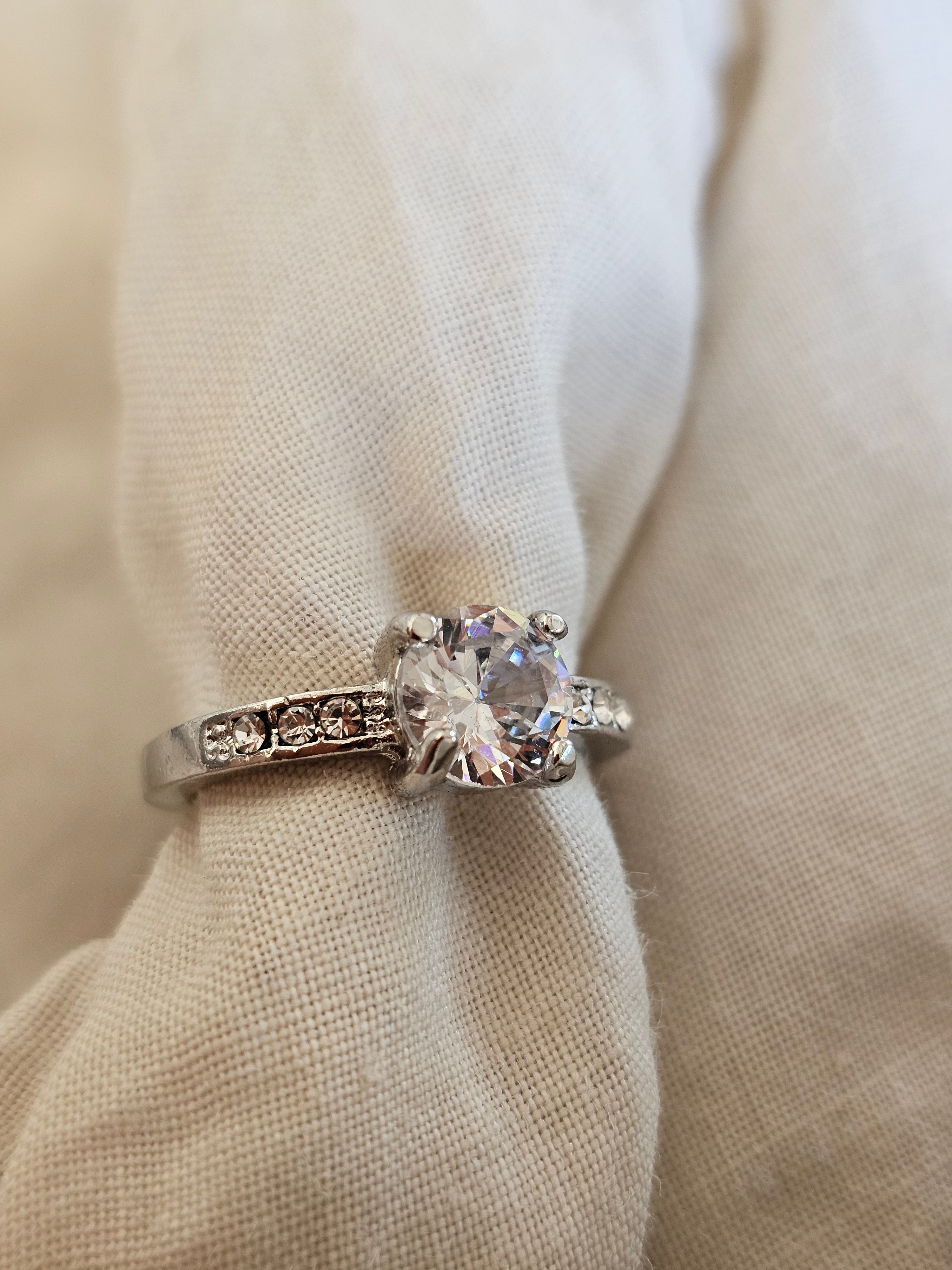 Anillo clásico con cristales