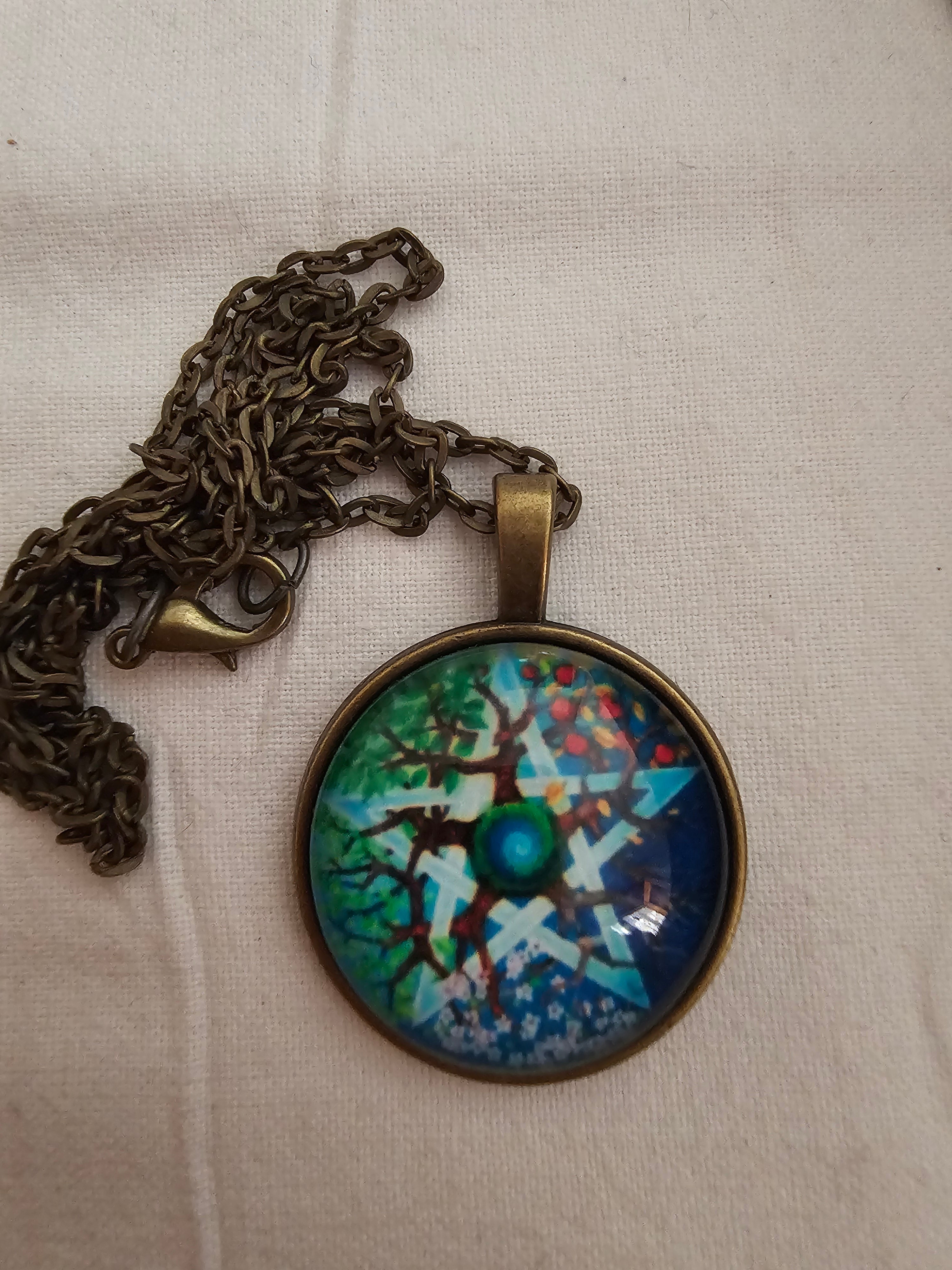Collar con colgante,  dibujo de pentáculo con rama de árbol