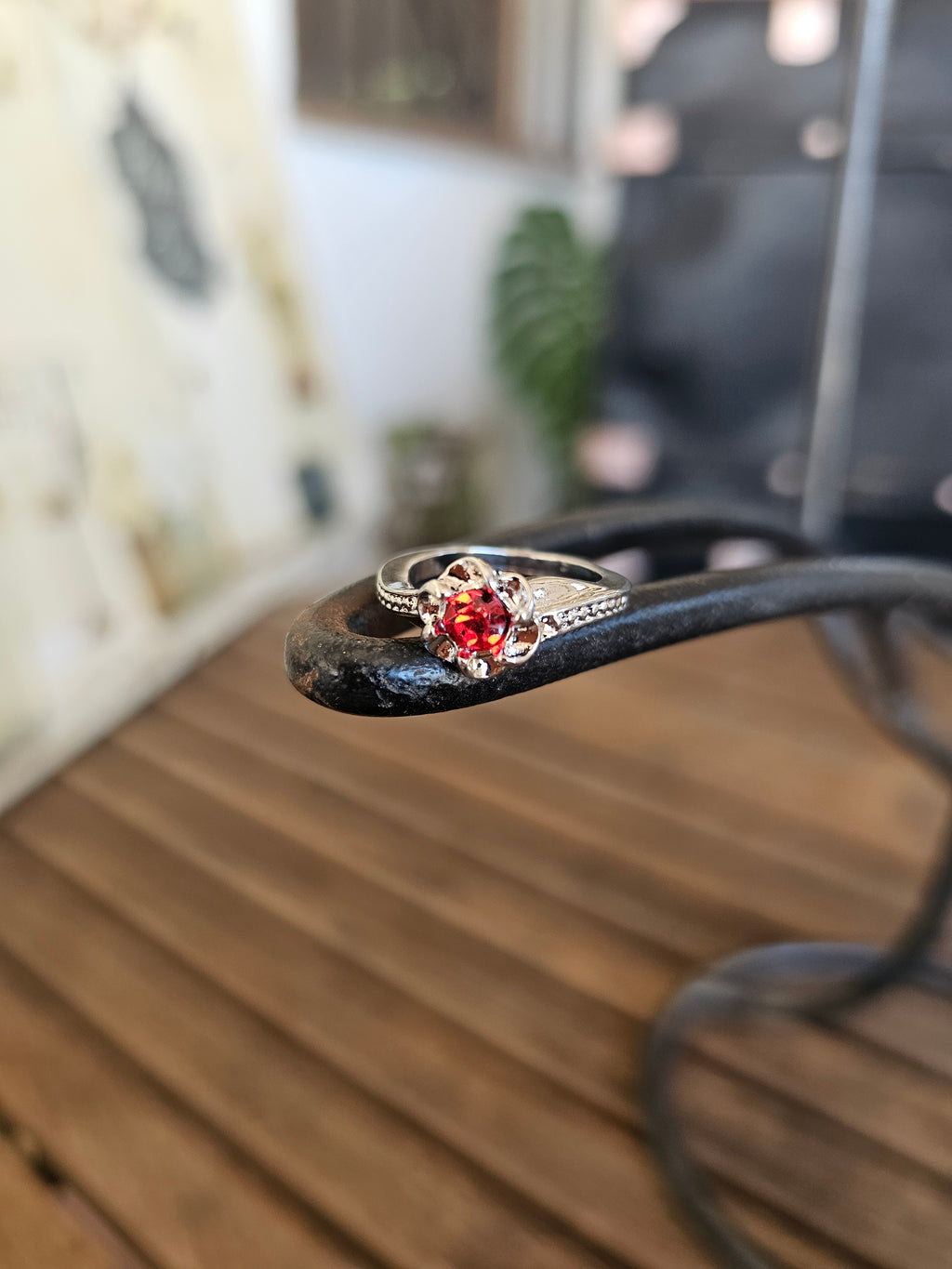Lindo y femenino anillo con un cristal central