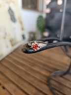 Lindo y femenino anillo con un cristal central