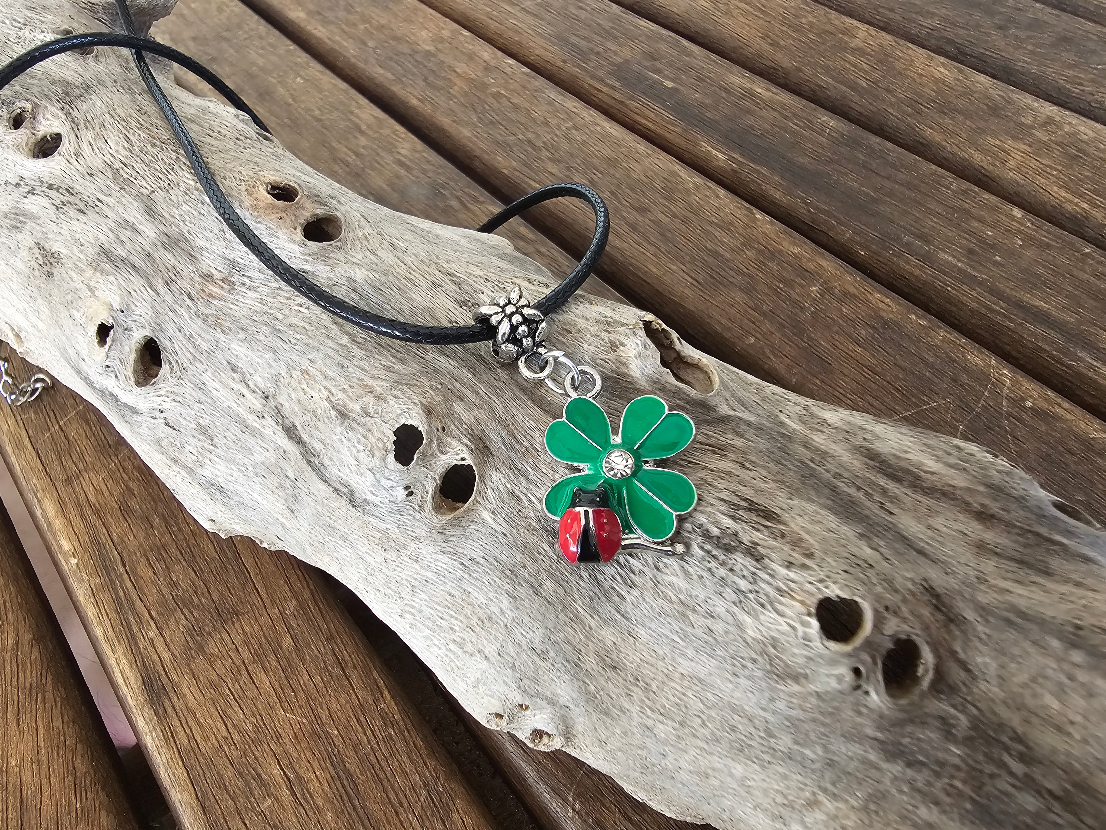 Collar "Doble Suerte" con Trébol de Cuatro Hojas y Mariquita
