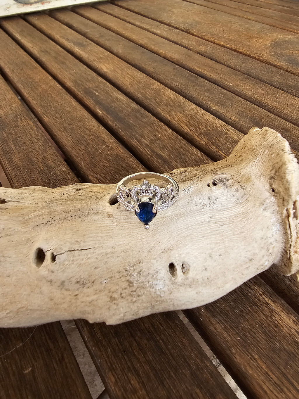 Bonito anillo de forma de tiara