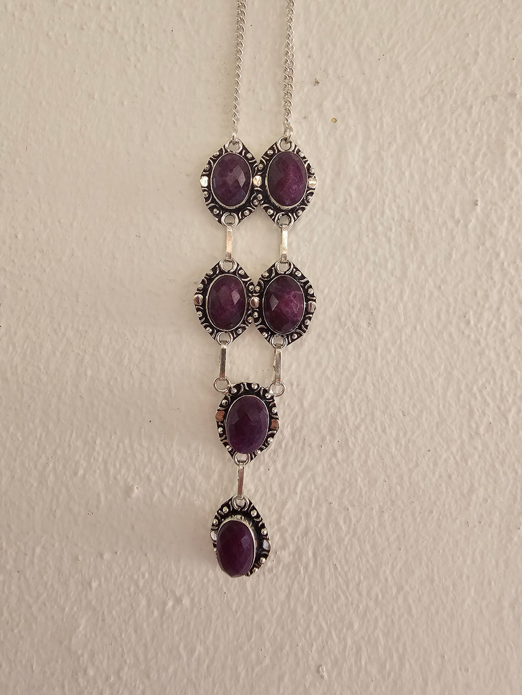 Lindo collar púrpura para cualquier ocasión