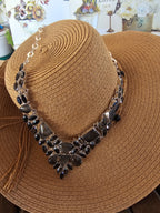 Collar elegante oscuro