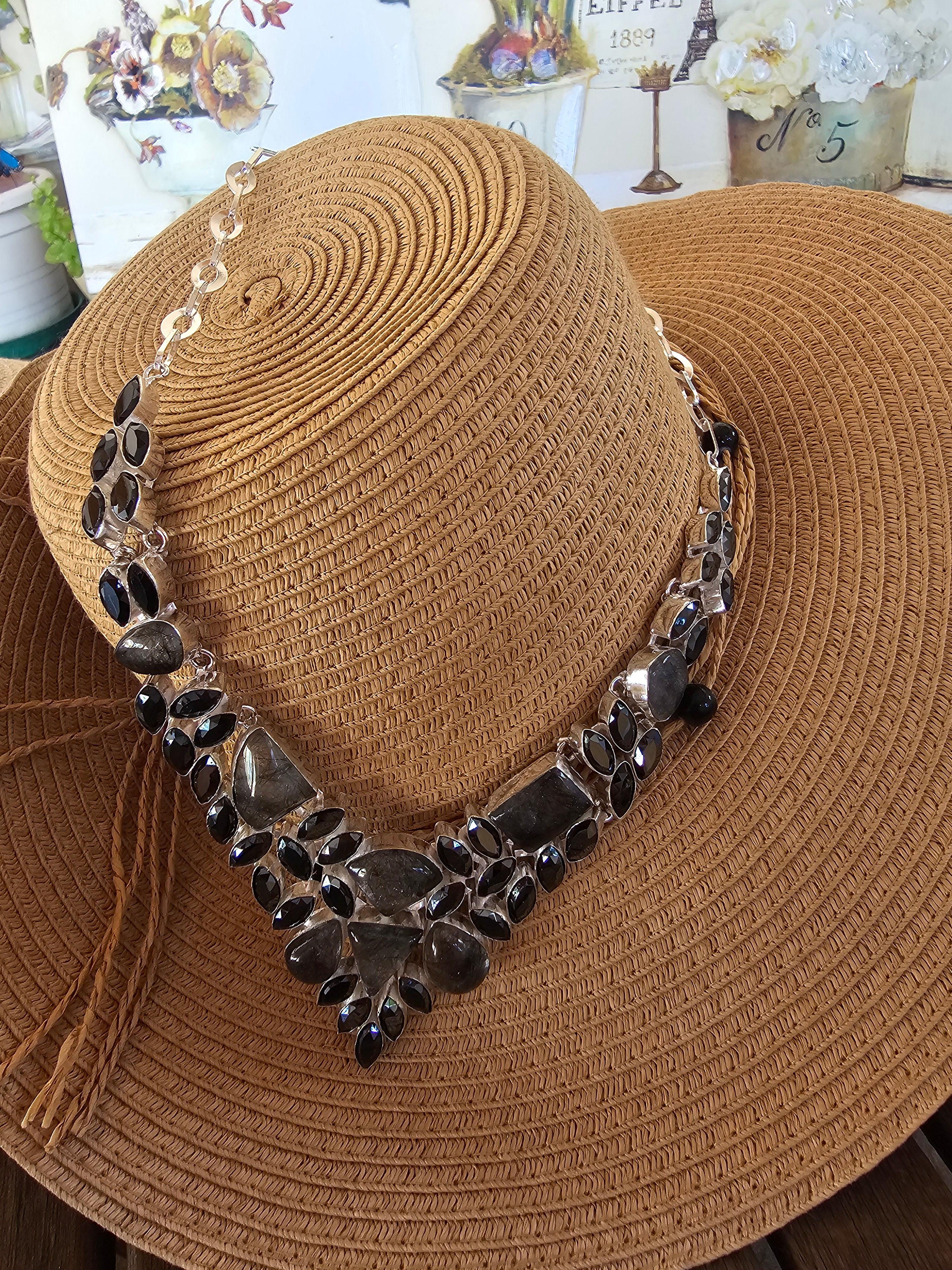 Collar elegante oscuro