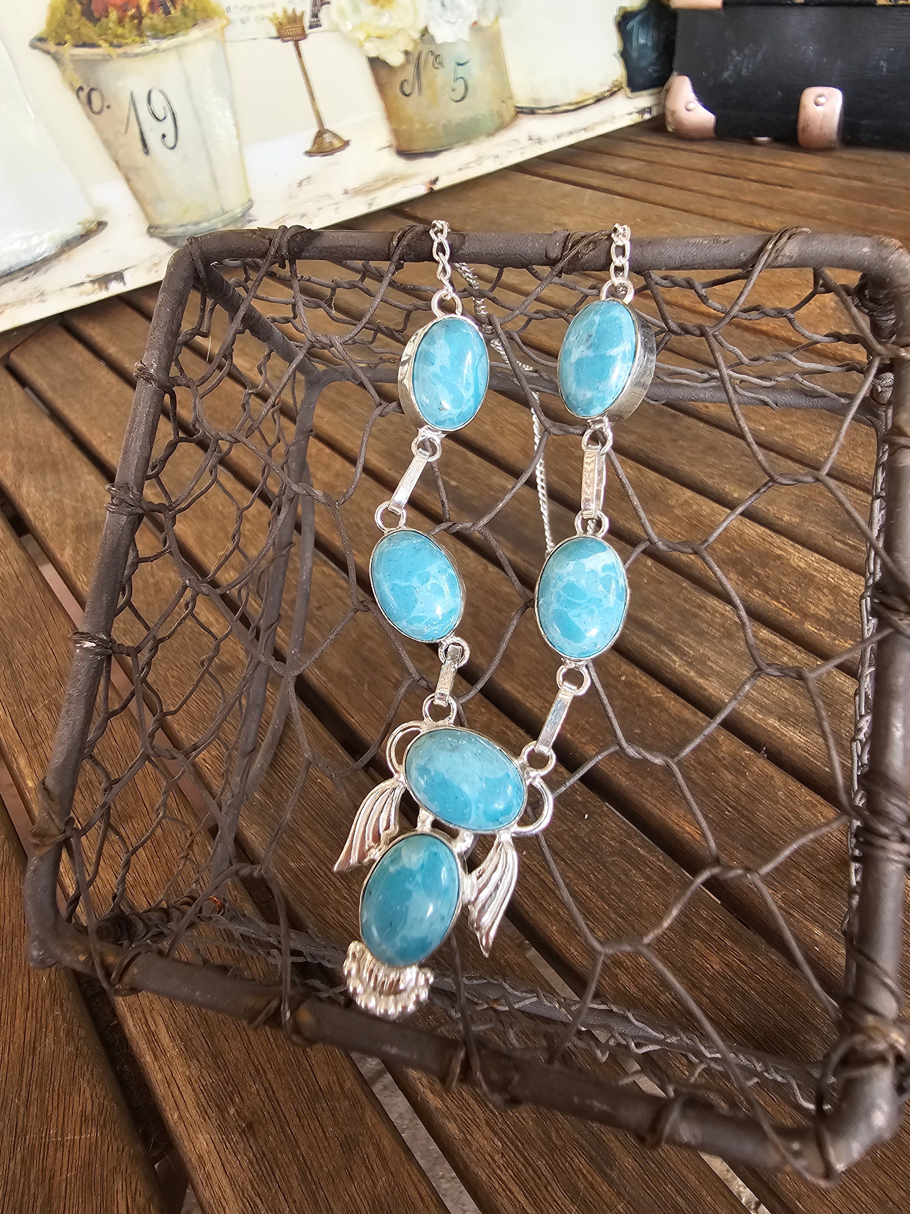 Bonito collar lavalier con alas