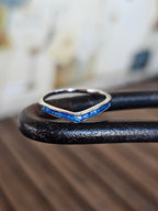 Hermoso anillo de forma de chevron
