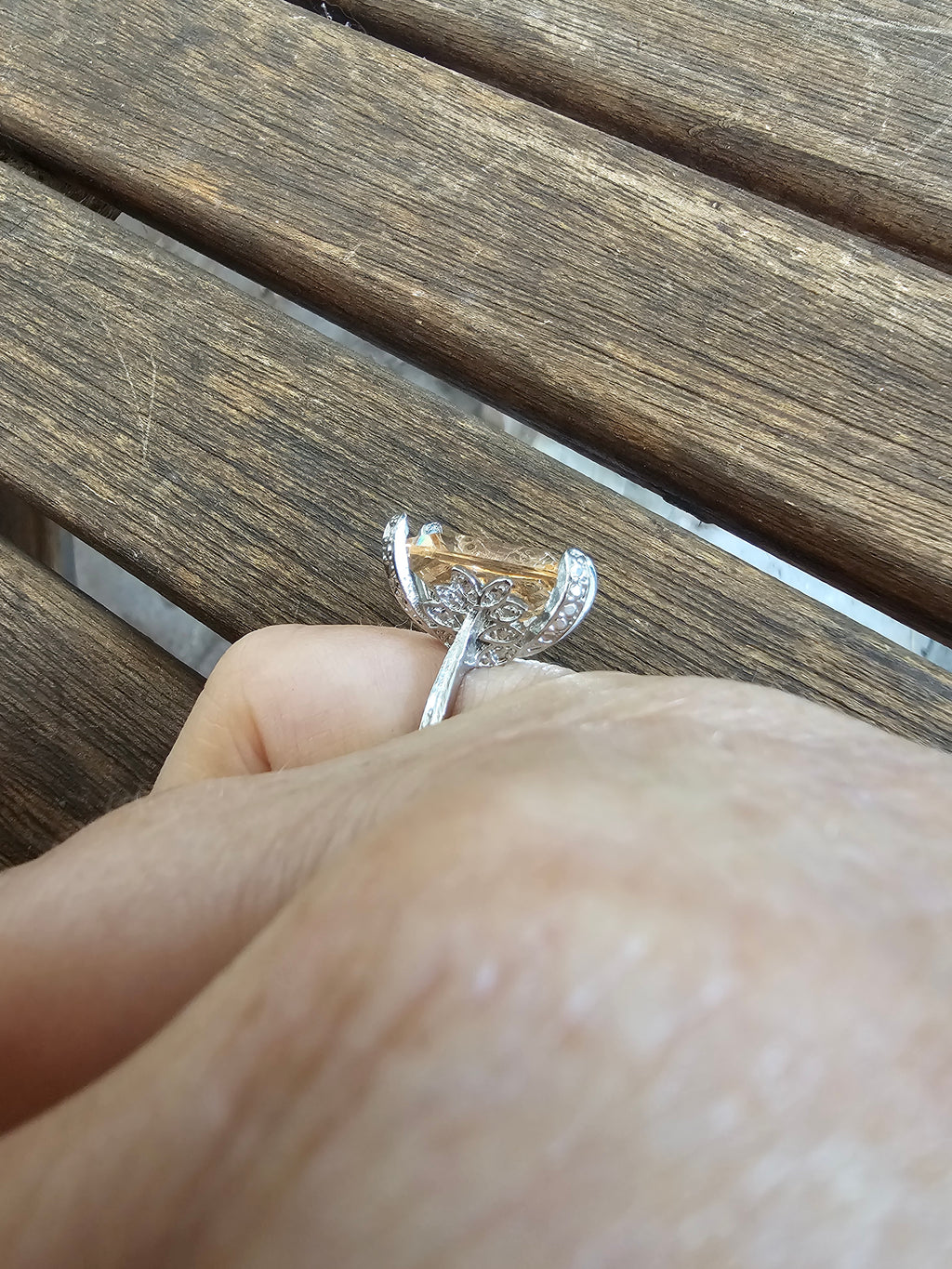 Llamativo anillo con filigranas y piedra cuadrado