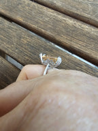 Llamativo anillo con filigranas y piedra cuadrado