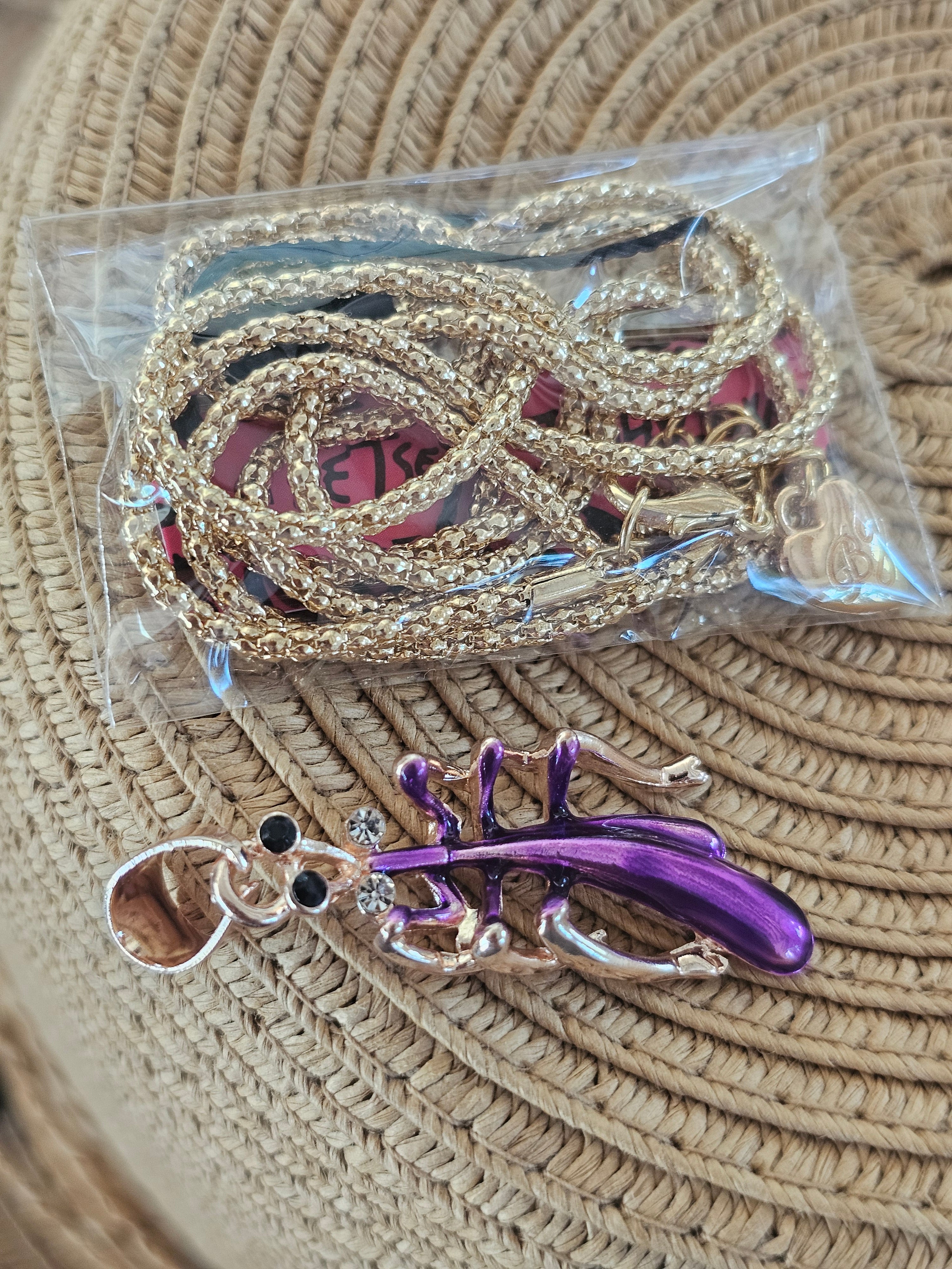 Colgante forma de un incecto,  con cadena