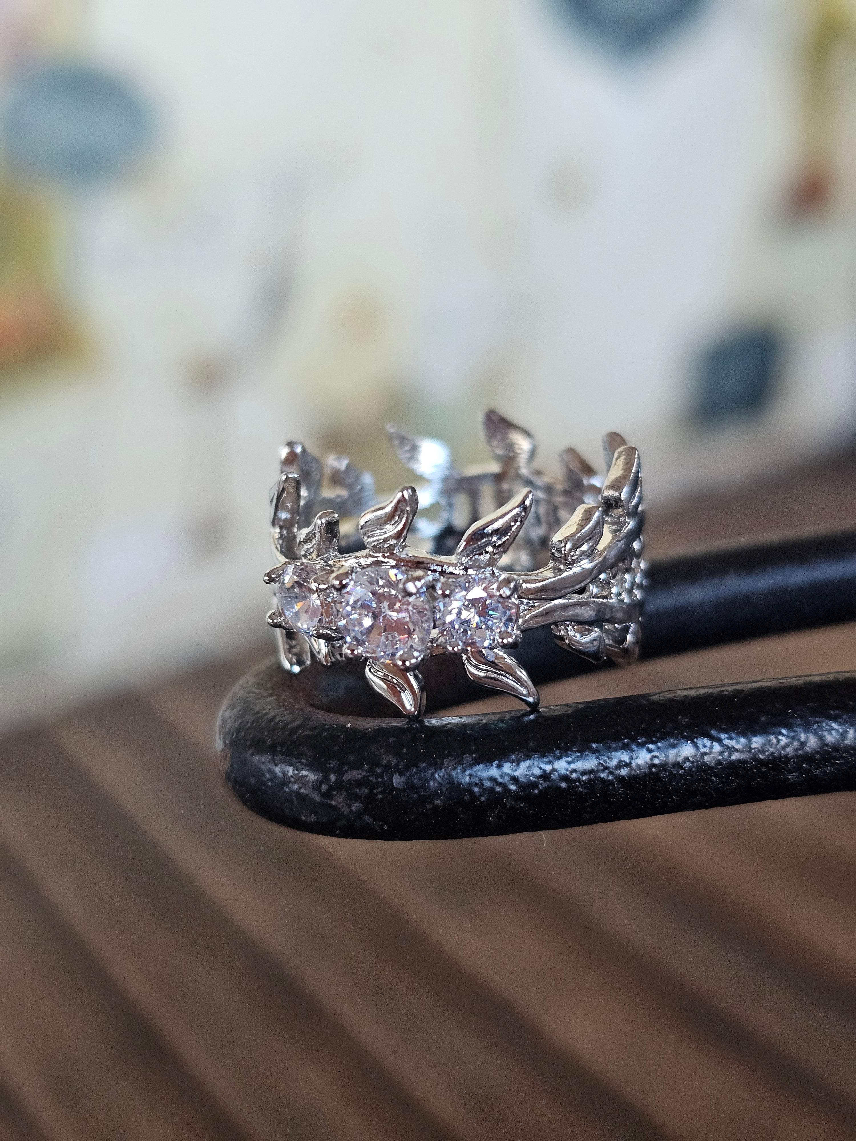 Delicado anillo con diseño de hoja entrelazadas
