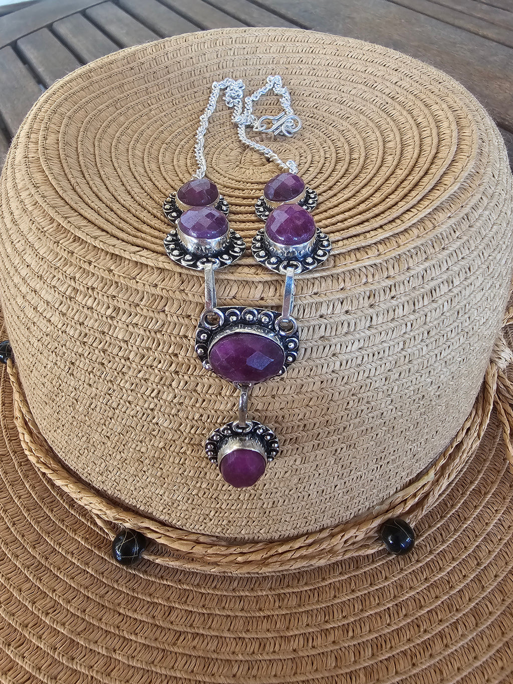 Lindo collar púrpura para cualquier ocasión