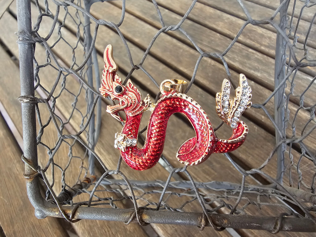 Collar Colgante Dragón Oriental Rojo – Dorado y Cristales (Betsey Johnson)