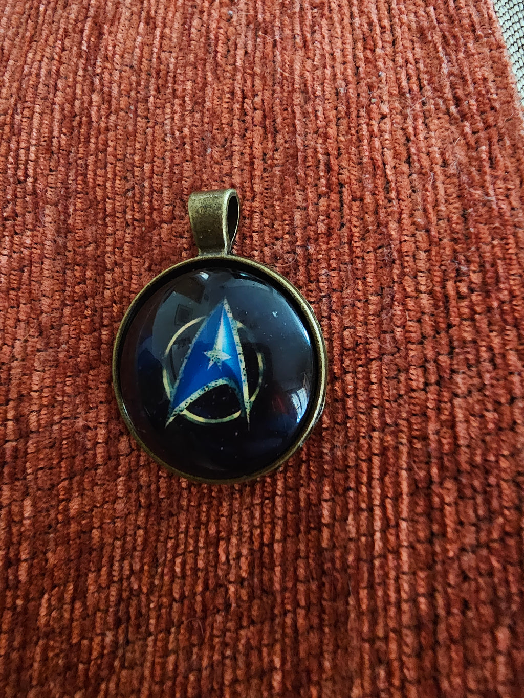 Star Trek Collar colgante con logo Boldly aumentado