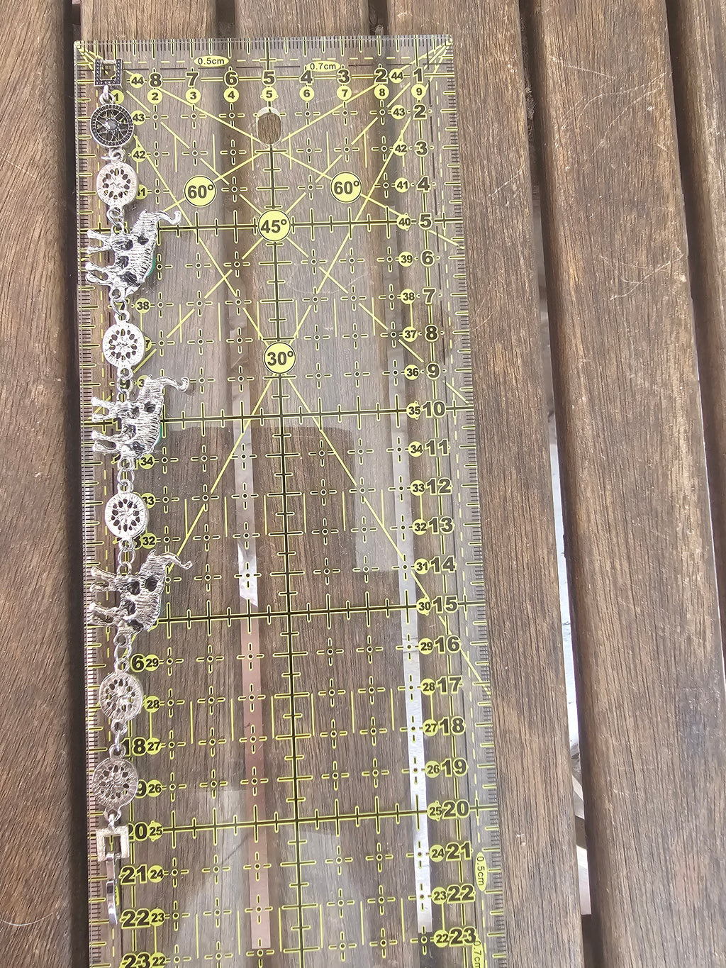 Pulsera Estilo Étnico con Elefantes y Piedras Verdes
