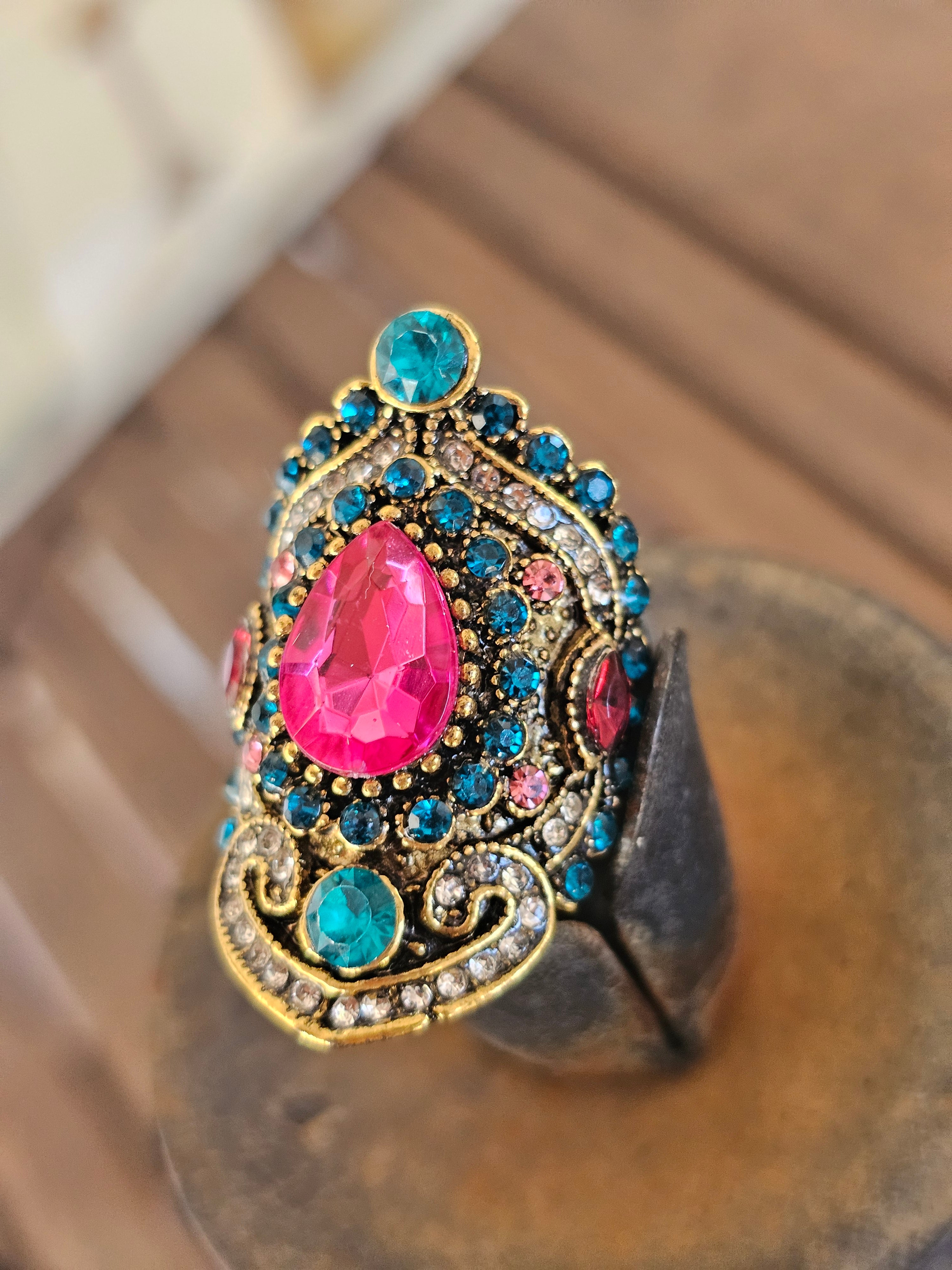 Enorme y magnífico anillo diseño audaz