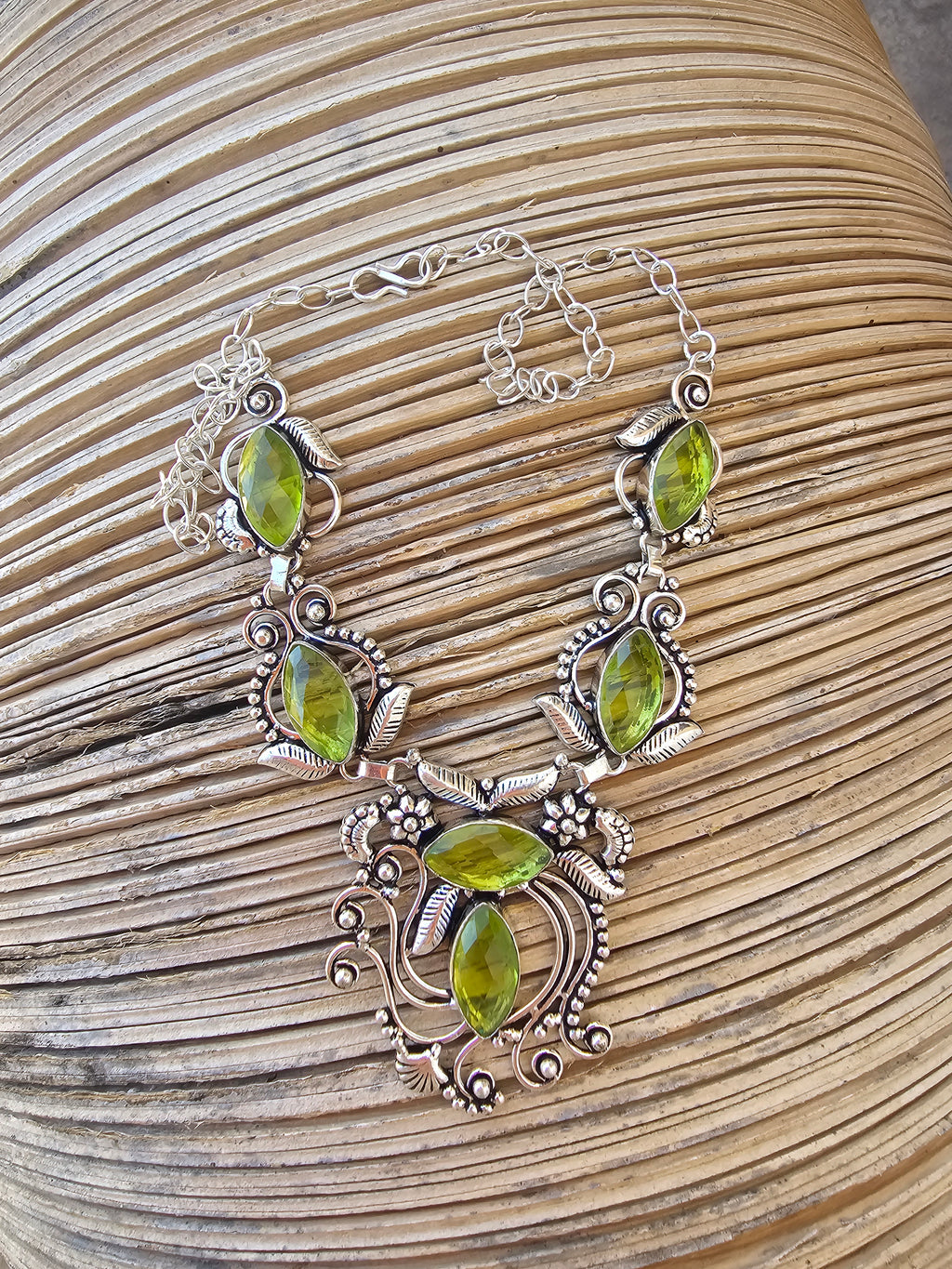 Collar delicado y elegante