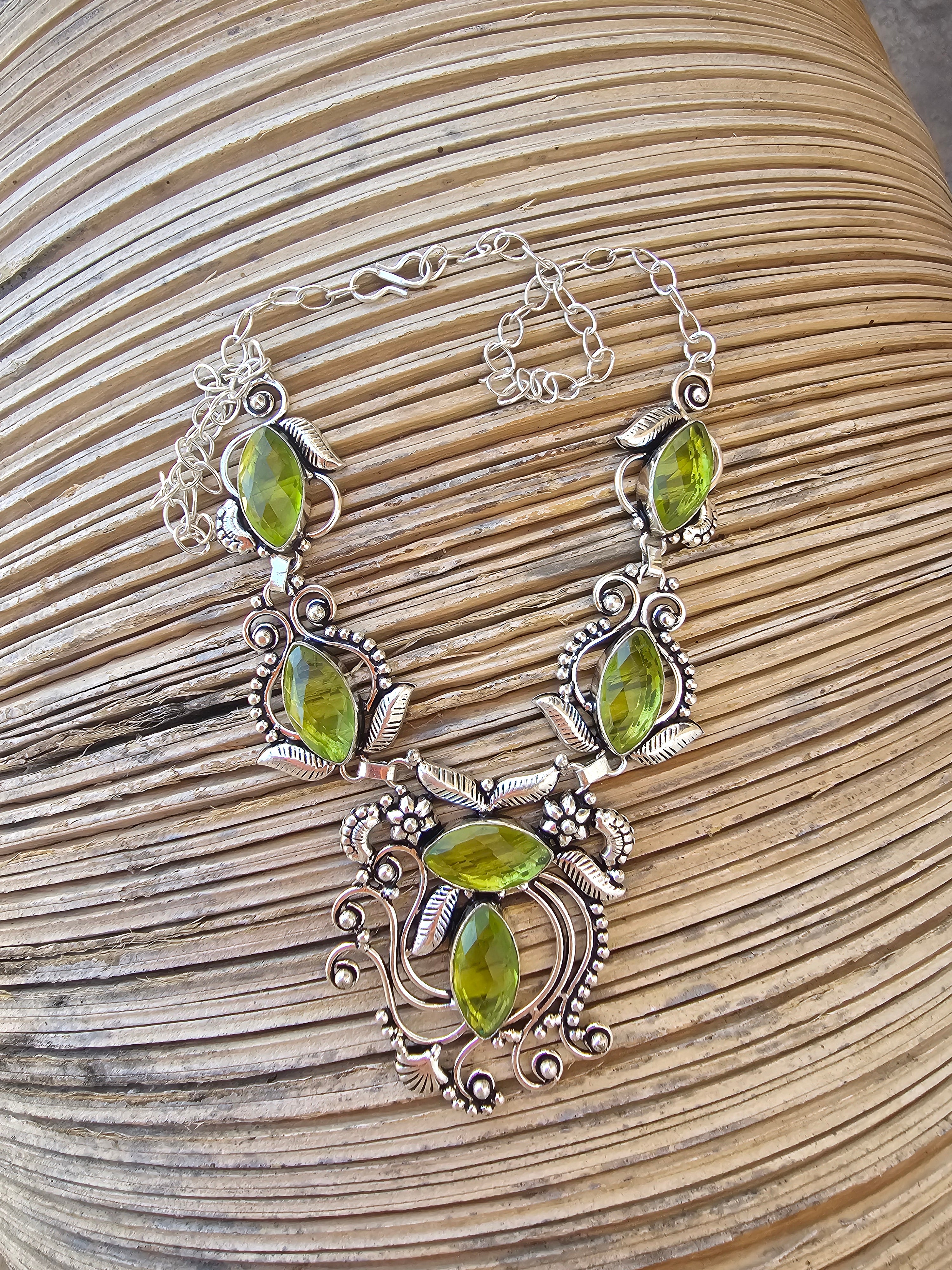Collar delicado y elegante