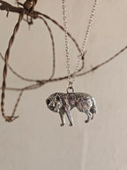 Collar Colgante Lobo Salvaje – Plata Envejecida y Relieve 3D