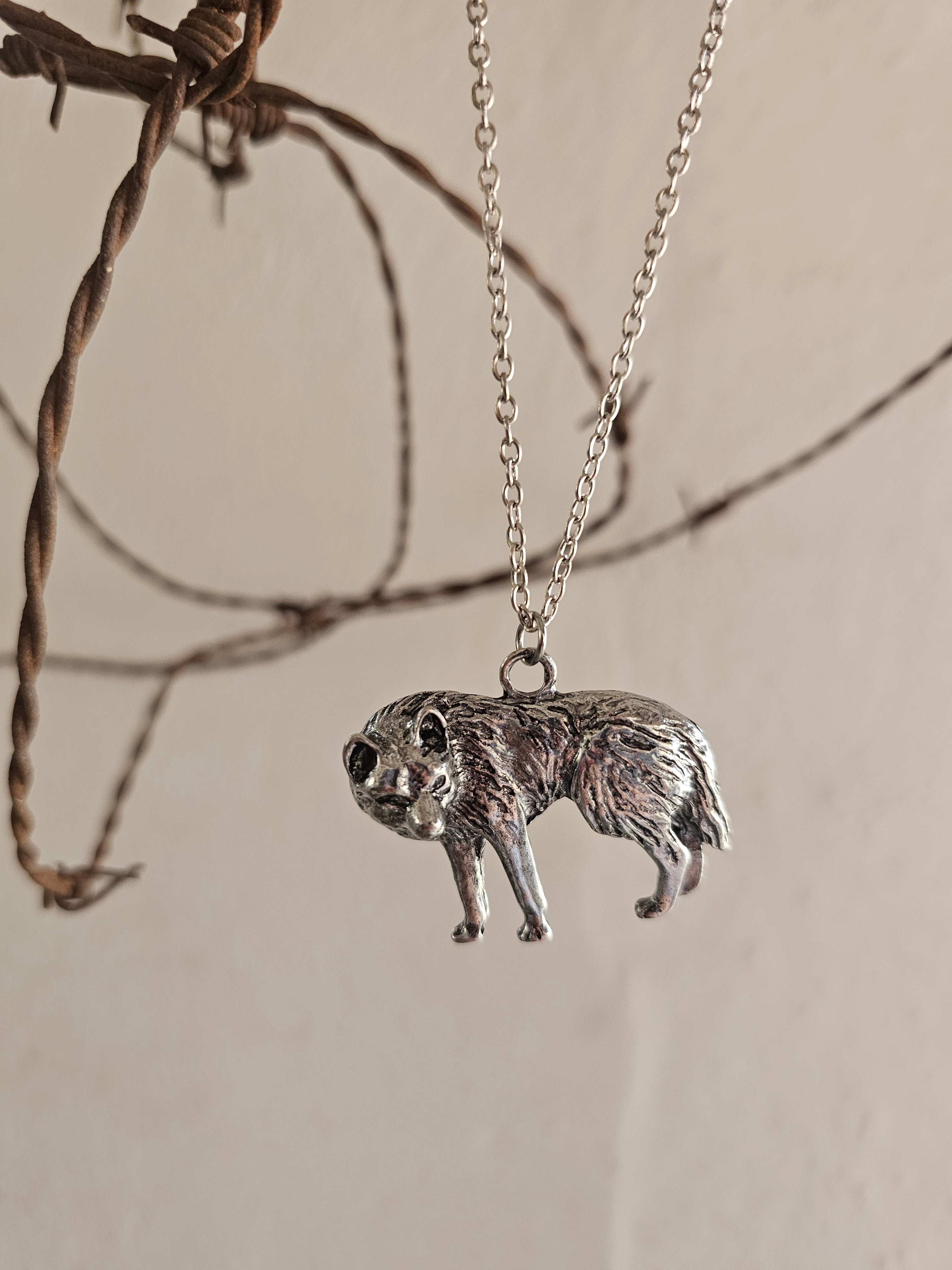 Collar Colgante Lobo Salvaje – Plata Envejecida y Relieve 3D
