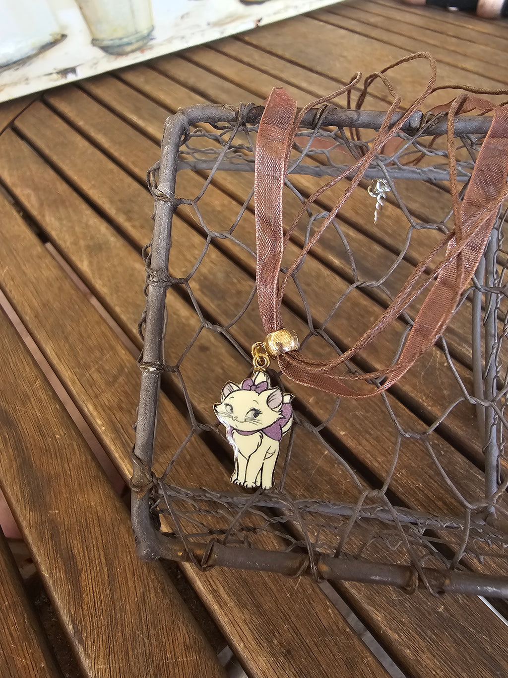 Collar Multihilo con Colgante de Gatita Marie Esmaltada – Tonos Marrón y Púrpura