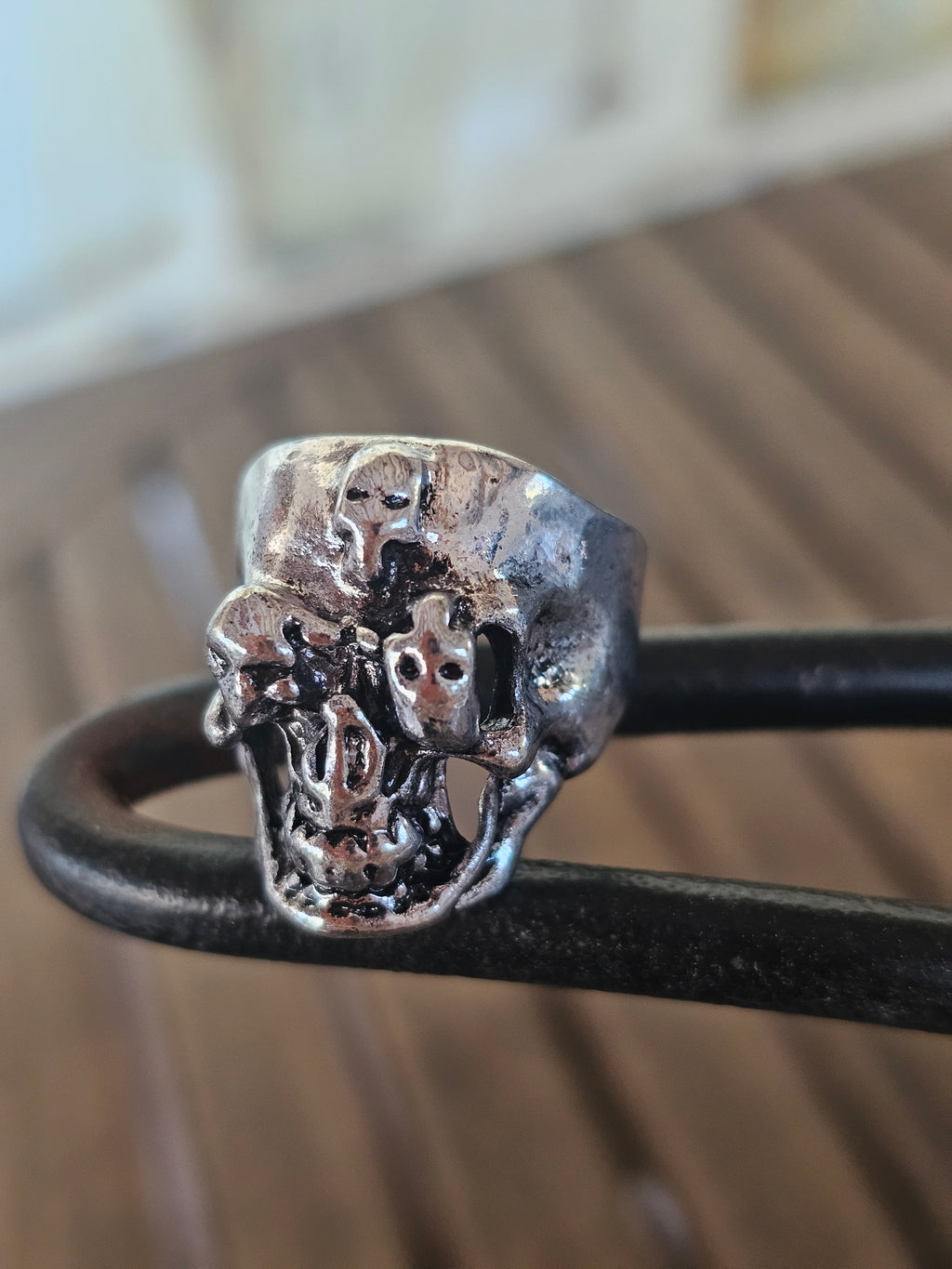 Magnífico anillo con calavera