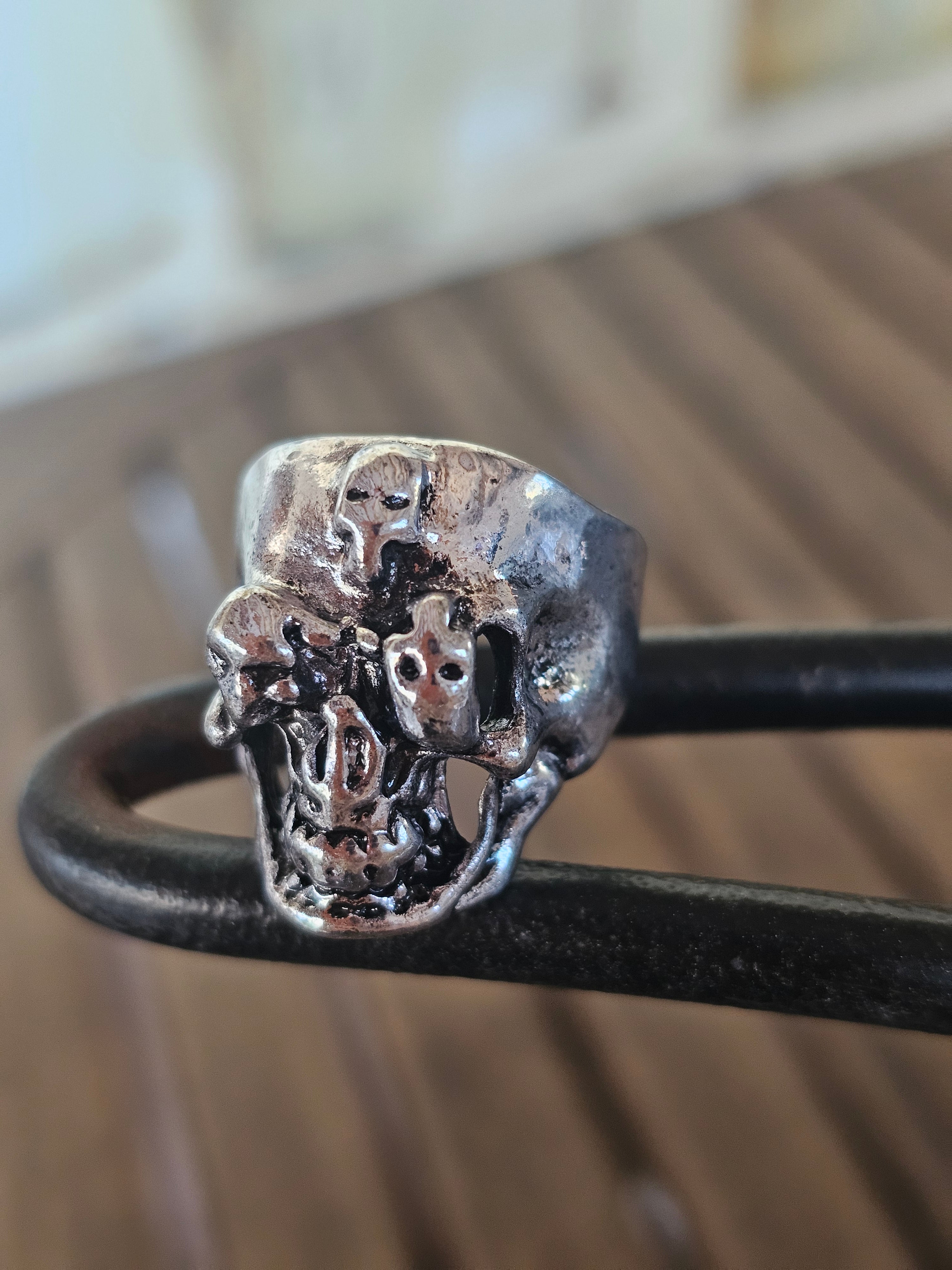 Magnífico anillo con calavera