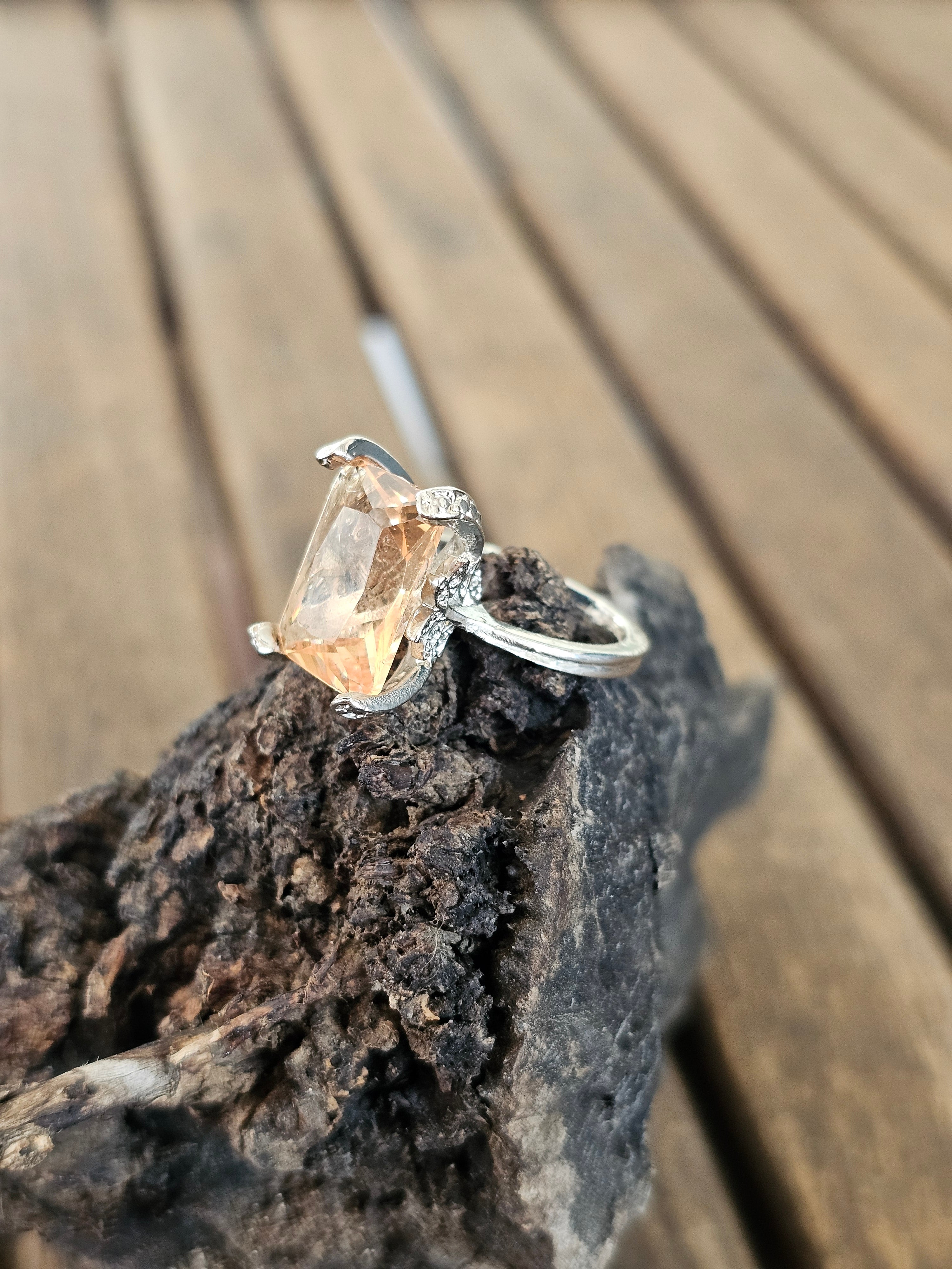 Llamativo anillo con filigranas y piedra cuadrado