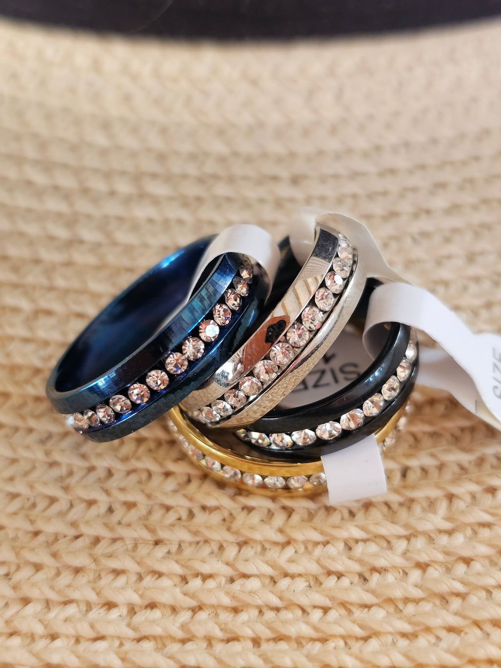 Anillo con cristales, varios colores