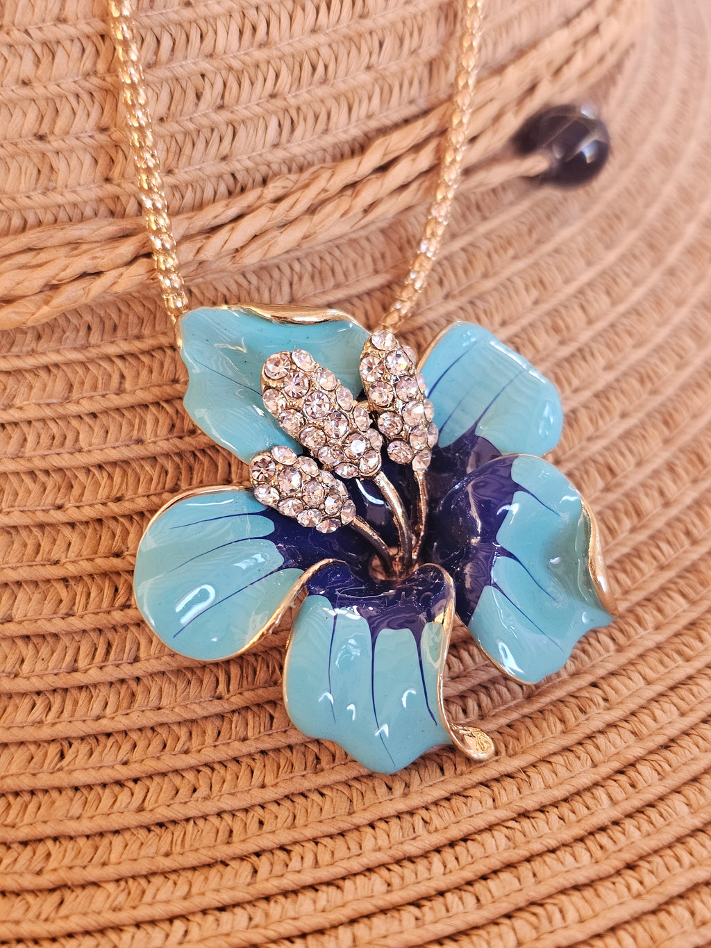 Colgante y brocha de Betsey Johnson
