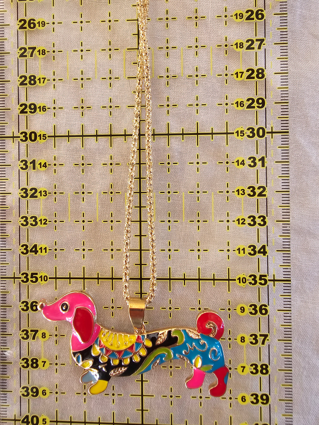 Colgante perro con colores de alegría