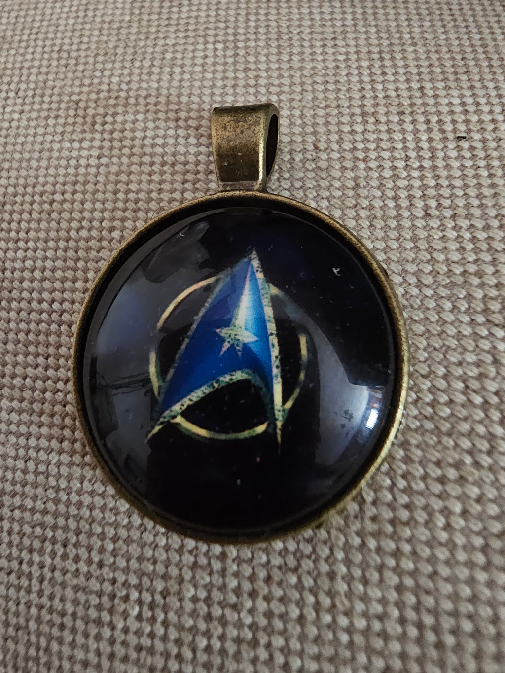 Star Trek Collar colgante con logo Boldly aumentado