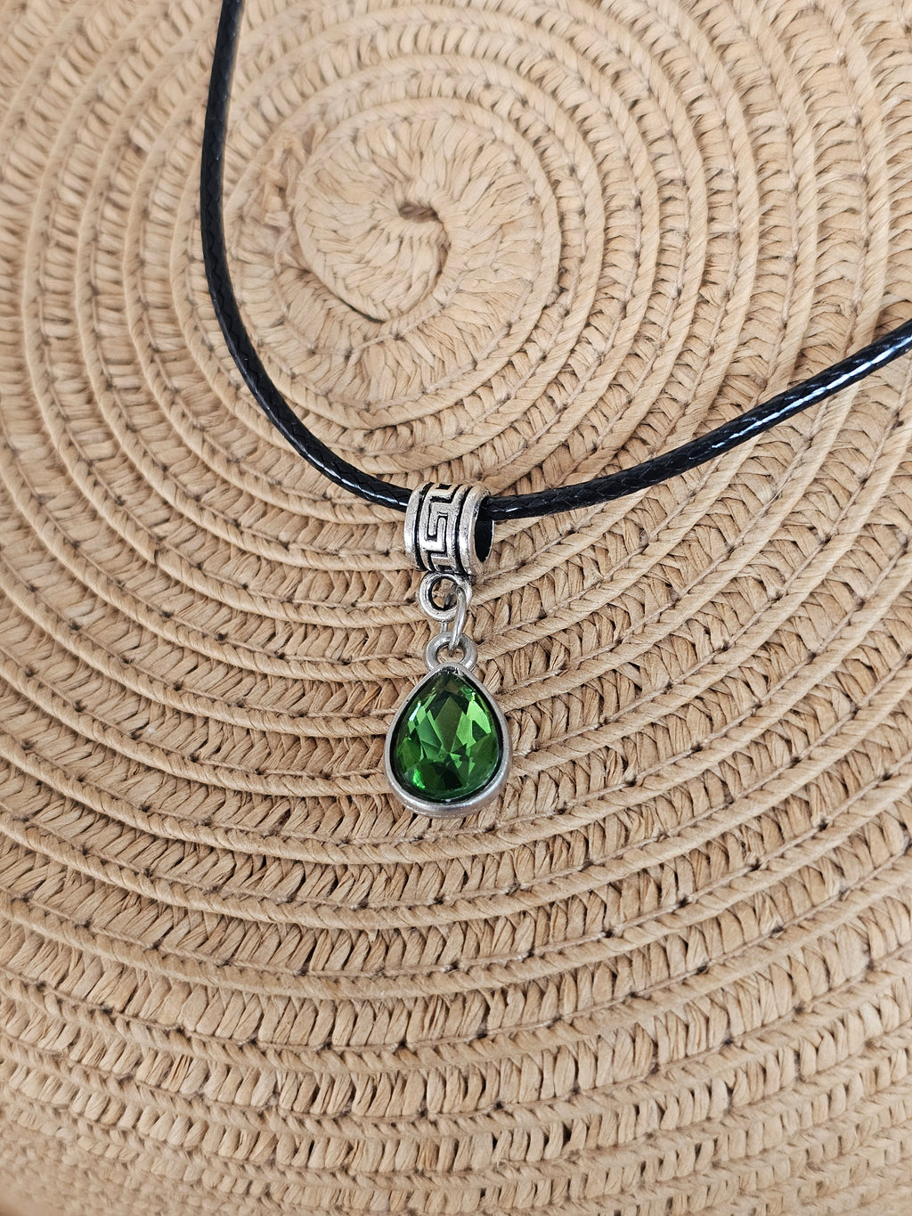 Collar Corto de Cordón Negro con Cristal Verde Esmeralda en Gota