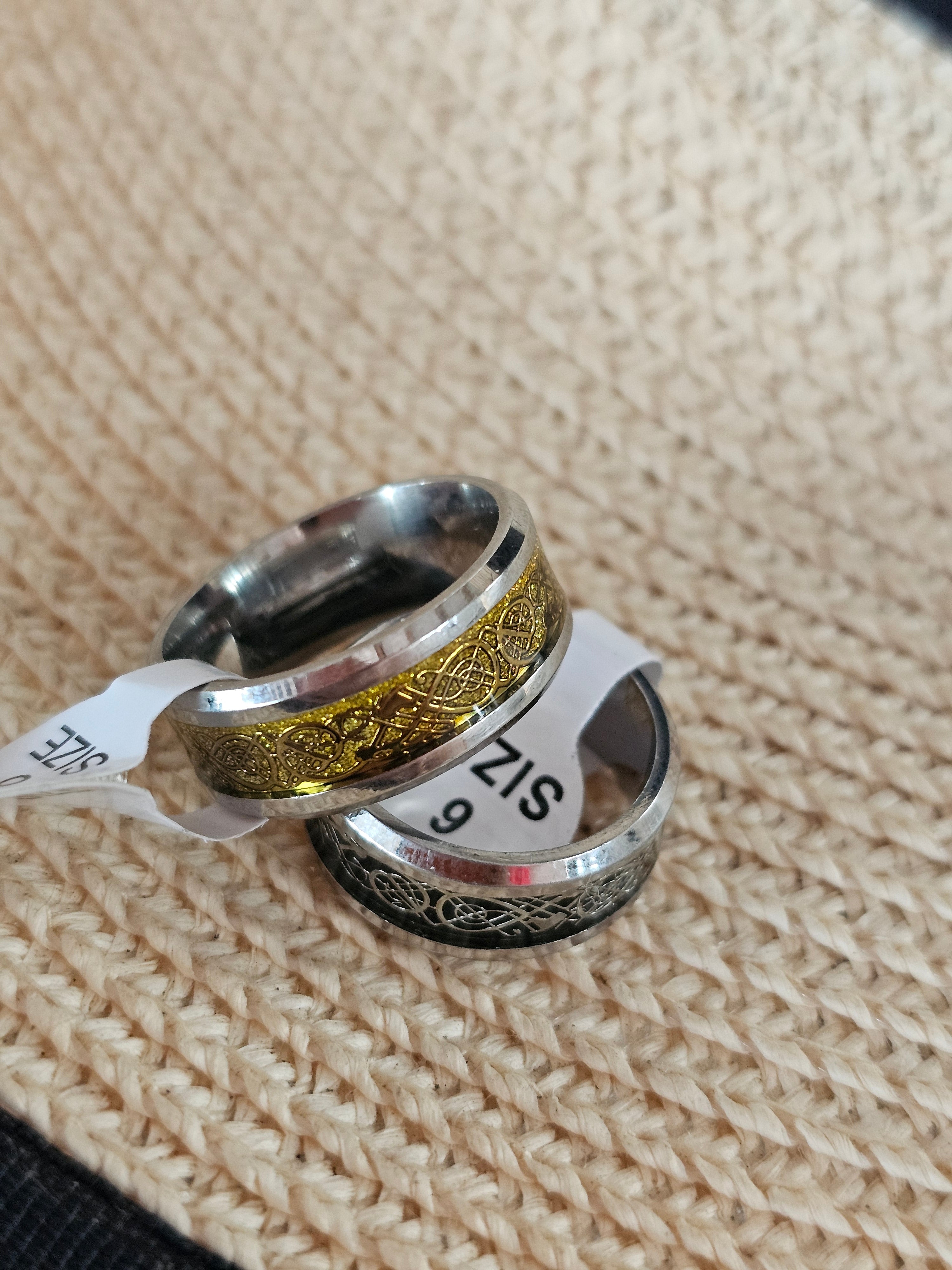 Anillo con patrón celta