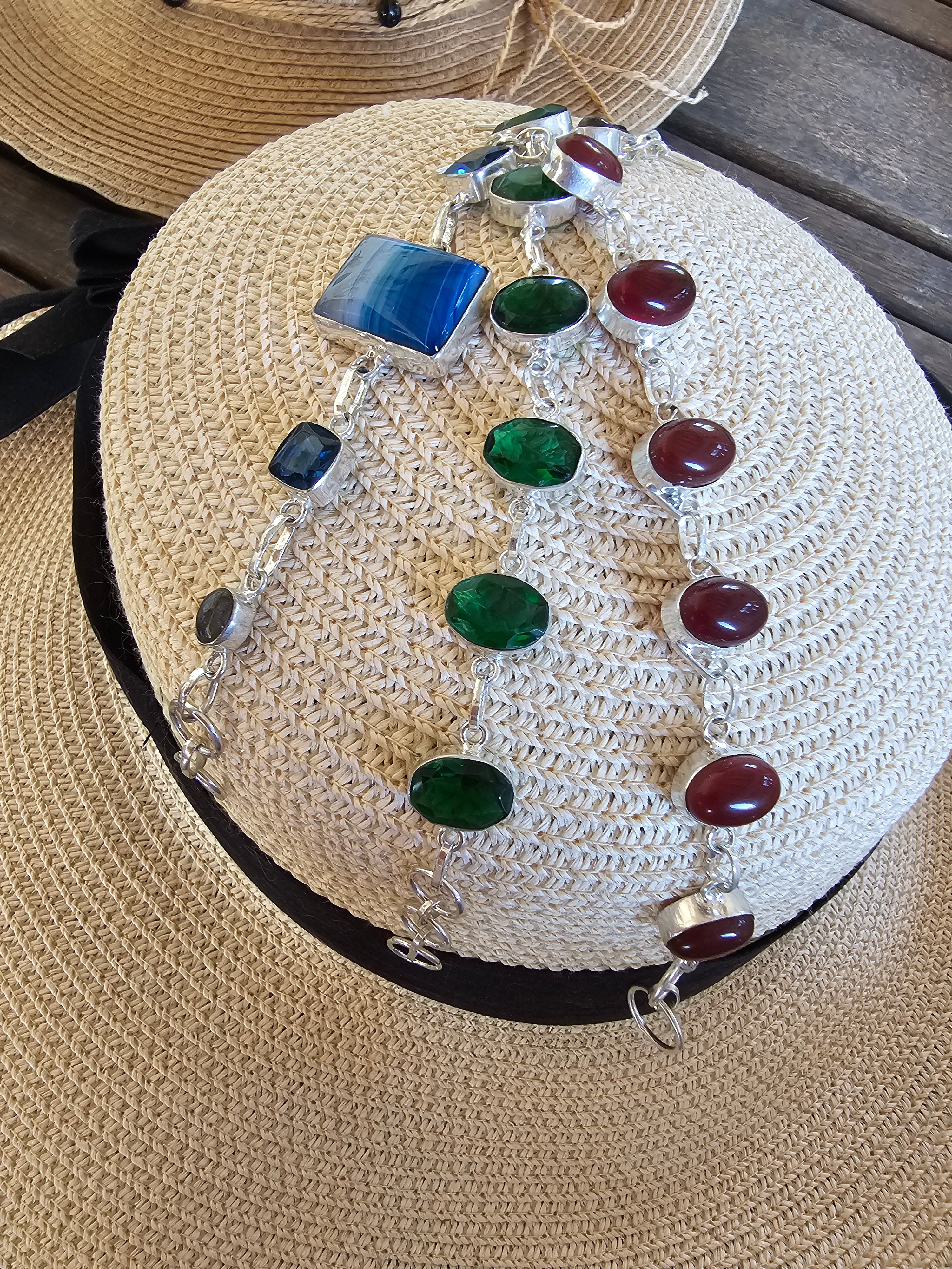 Pulseras en tres colores