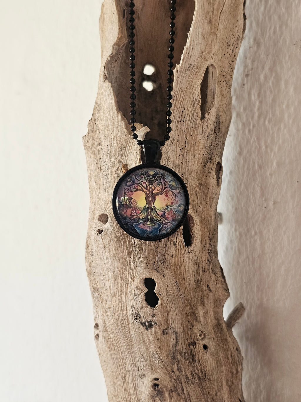 Un collar lindo con  el árbol de vida