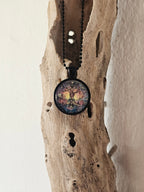 Un collar lindo con  el árbol de vida
