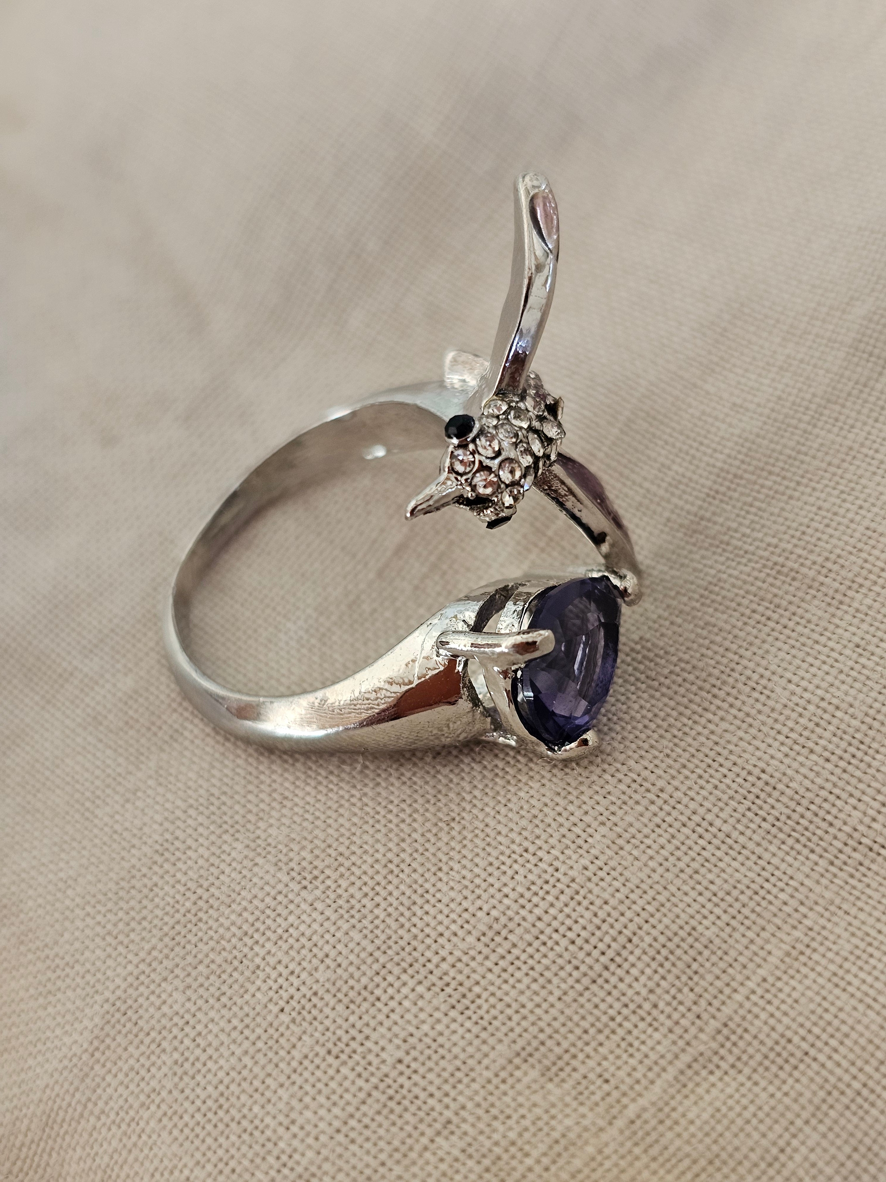 Anillo bonito con muchos detalles