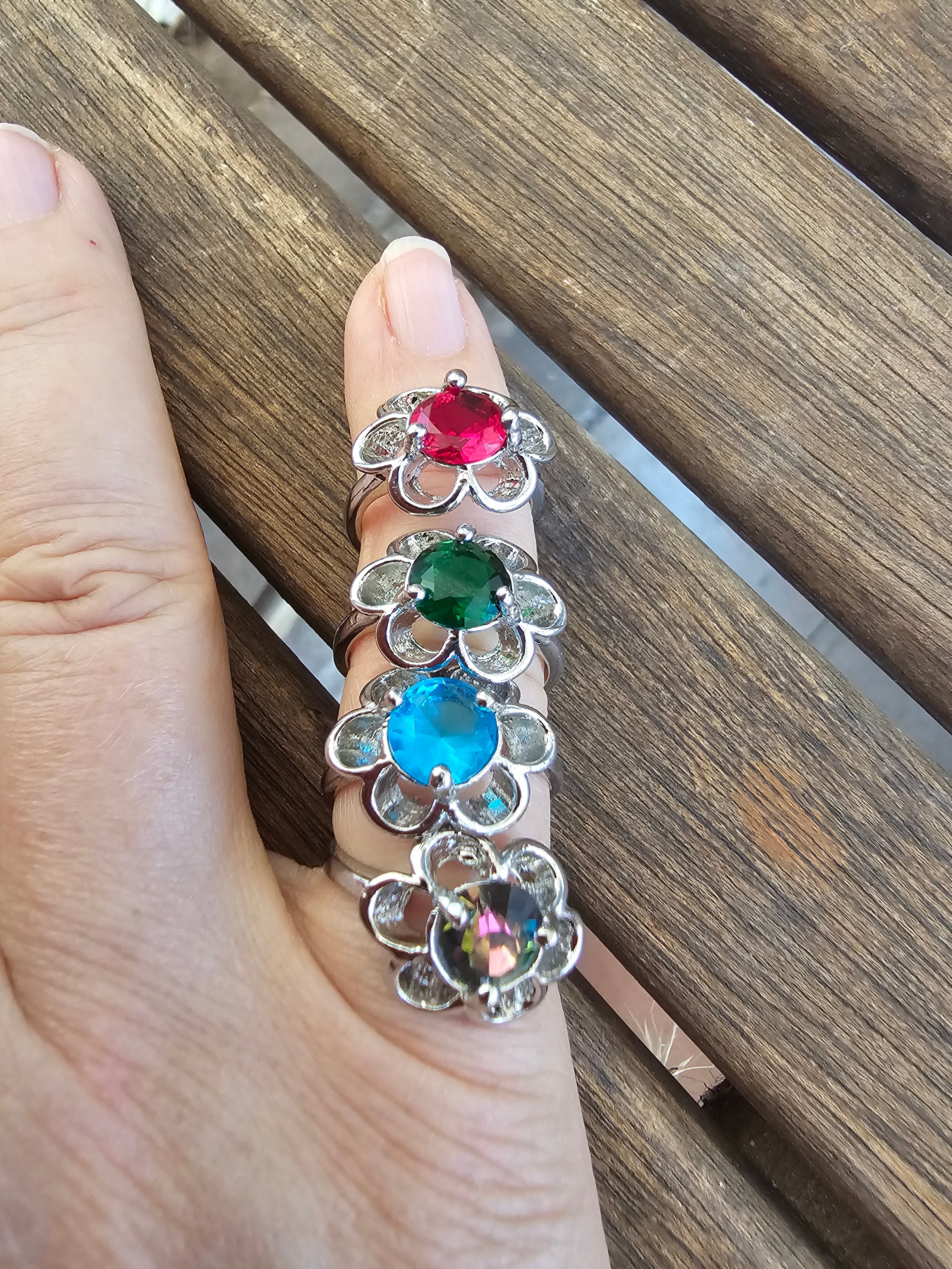 Lindo anillo con forma floral en varios colores