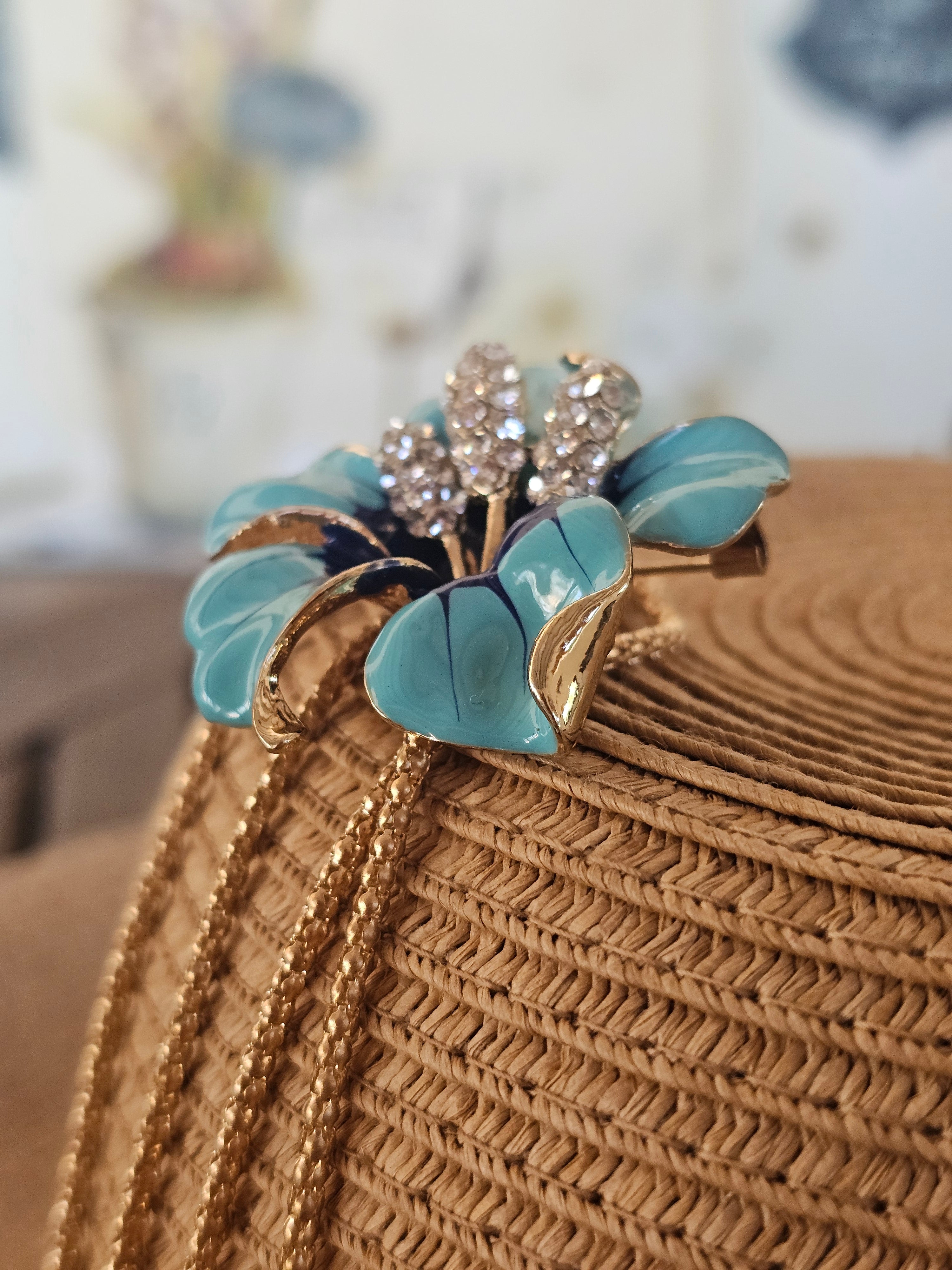 Colgante y brocha de Betsey Johnson