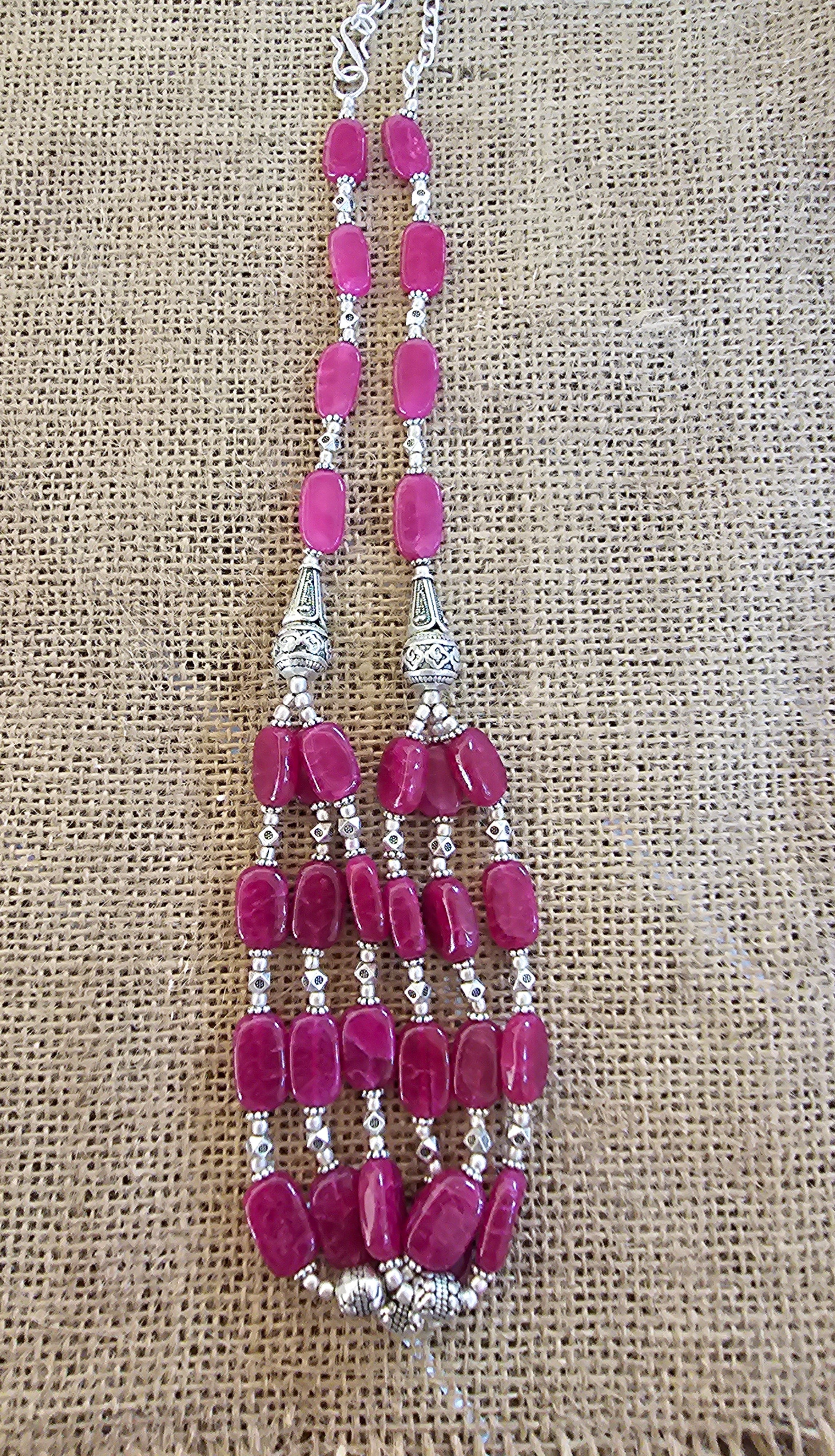 Collar púrpura con detalles interesantes