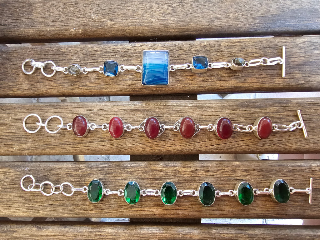 Pulseras en tres colores