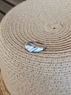Precioso anillo con diseño ondulado