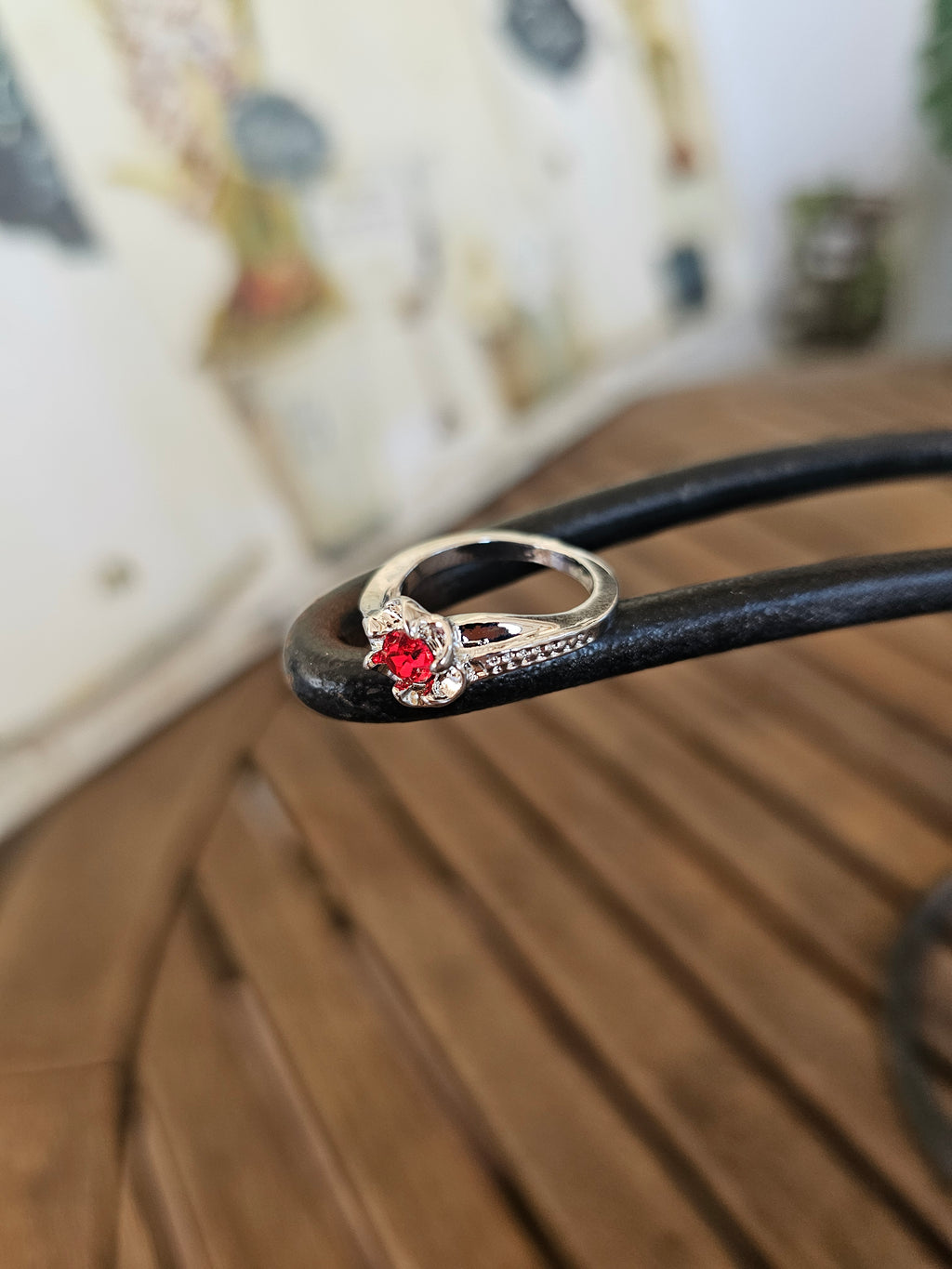 Lindo y femenino anillo con un cristal central
